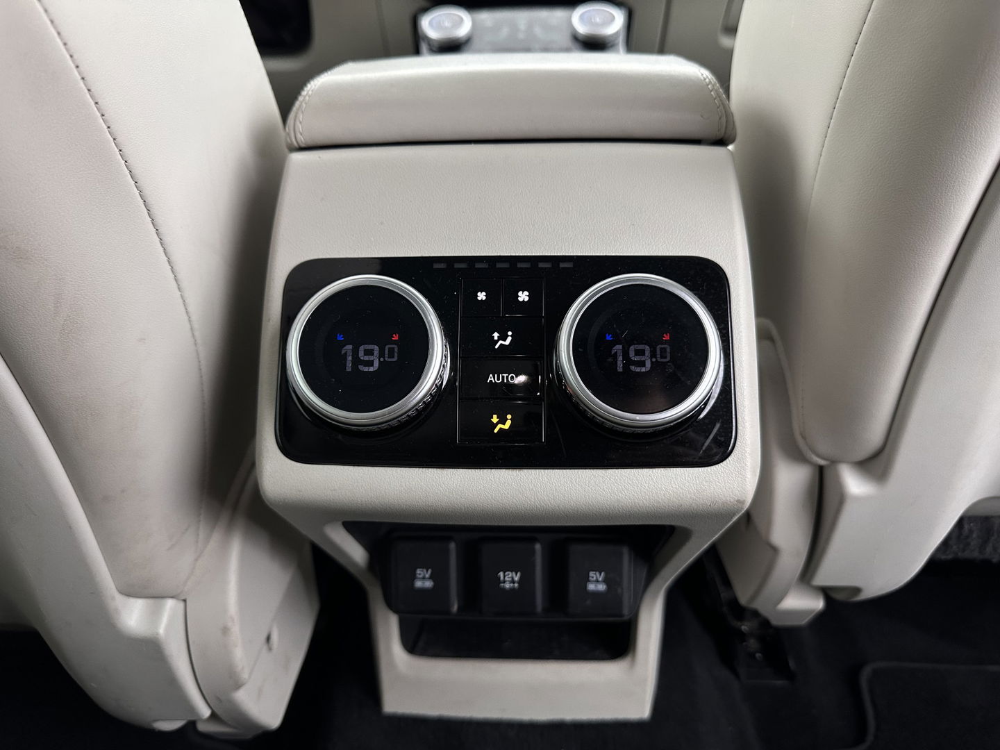 Jaguar I-PACE EV400 First Edition 90 kWh *PANO | LEATHER | MATRIX-LED | MERIDIAN | TOPVIEW | BLINDSPOT | MEMORY-PACK | DIGI-COCKPIT | KEYLESS | HEAD-UP | NAVI-FULLMAP | HEATED-SPORTSEATS | DAB+ | AMBIENTLIGHT | TOWBAR | 20"ALU*