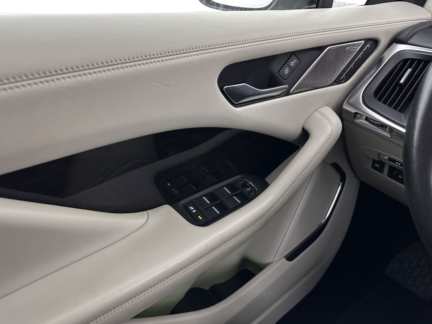 Jaguar I-PACE EV400 First Edition 90 kWh *PANO | LEATHER | MATRIX-LED | MERIDIAN | TOPVIEW | BLINDSPOT | MEMORY-PACK | DIGI-COCKPIT | KEYLESS | HEAD-UP | NAVI-FULLMAP | HEATED-SPORTSEATS | DAB+ | AMBIENTLIGHT | TOWBAR | 20"ALU*