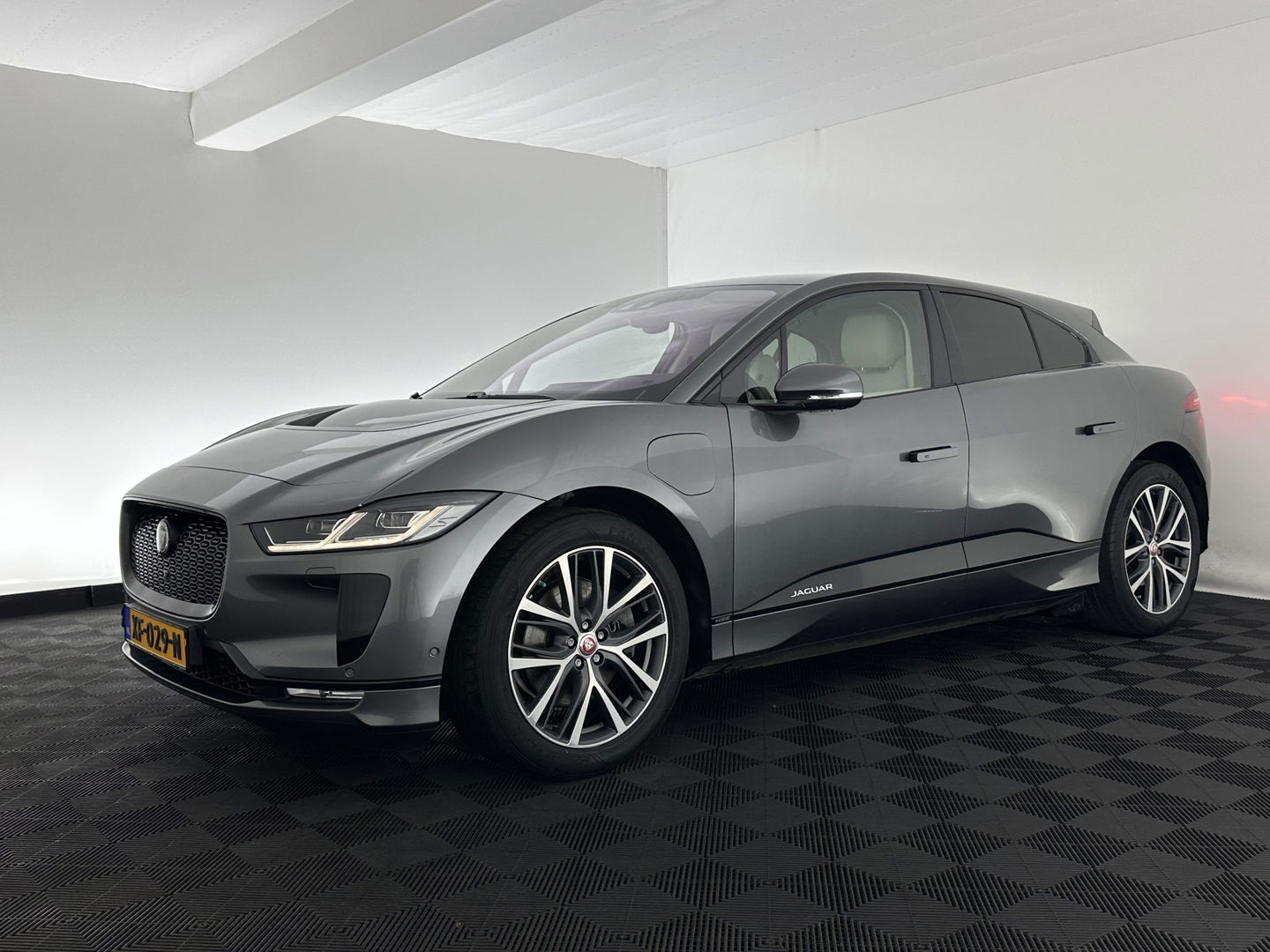 Jaguar I-PACE EV400 First Edition 90 kWh *PANO | LEATHER | MATRIX-LED | MERIDIAN | TOPVIEW | BLINDSPOT | MEMORY-PACK | DIGI-COCKPIT | KEYLESS | HEAD-UP | NAVI-FULLMAP | HEATED-SPORTSEATS | DAB+ | AMBIENTLIGHT | TOWBAR | 20"ALU*