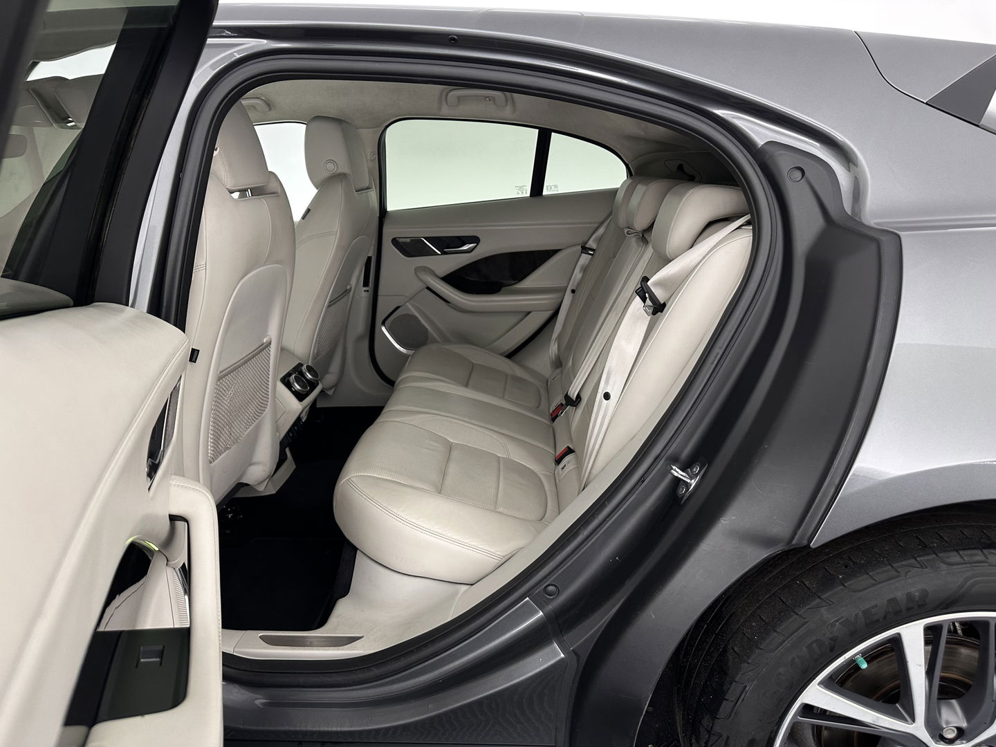 Jaguar I-PACE EV400 First Edition 90 kWh *PANO | LEATHER | MATRIX-LED | MERIDIAN | TOPVIEW | BLINDSPOT | MEMORY-PACK | DIGI-COCKPIT | KEYLESS | HEAD-UP | NAVI-FULLMAP | HEATED-SPORTSEATS | DAB+ | AMBIENTLIGHT | TOWBAR | 20"ALU*