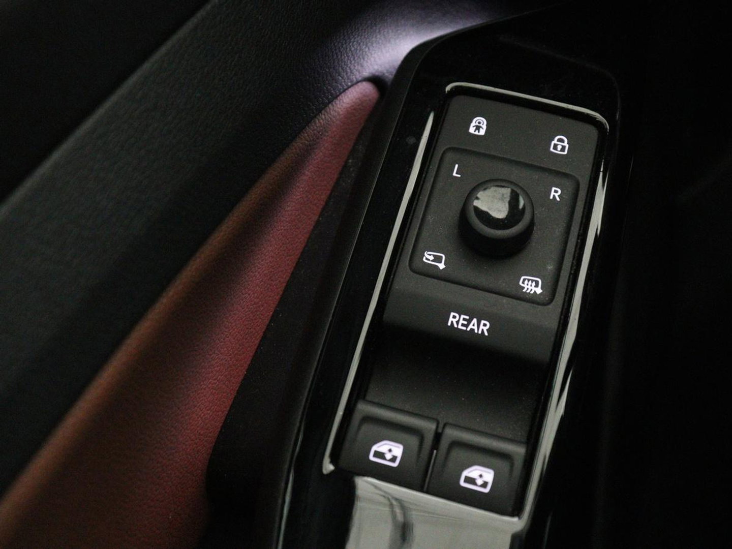 Volkswagen ID.4 First 77 kWh | SOH 90% | Stoel & stuurverwarming | Adaptive cruise | Camera | Carplay | Half leder | Navigatie | 20'' | Full LED | Keyless | Climate control | Sfeerverlichting