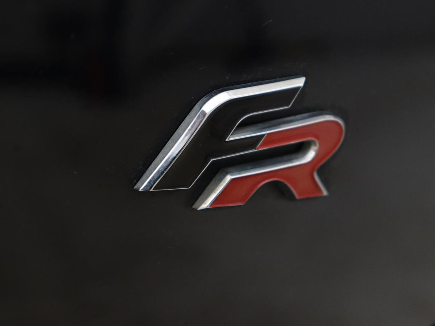 SEAT Ateca 1.5 TSI FR Intens | Panoramadak | Trekhaak | Stoelverwarming | 360 Camera | Adaptive cruise | Alcantara | Beats Audio | Virtual Cockpit | Carplay | Full LED | Keyless | Navigatie