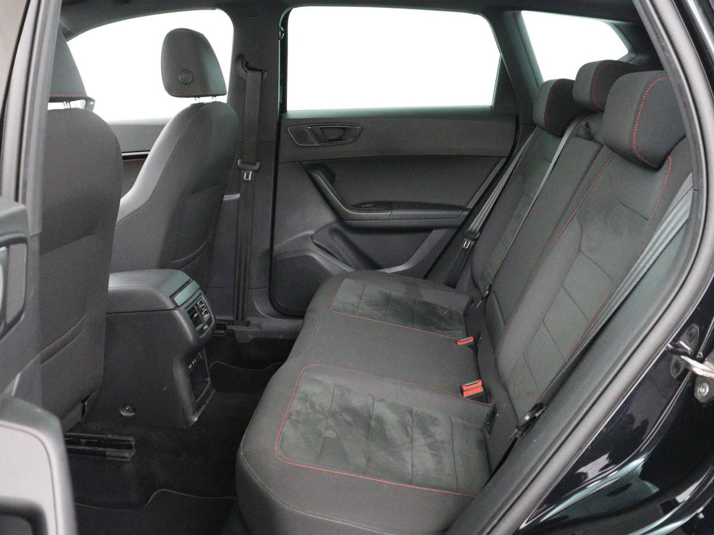 SEAT Ateca 1.5 TSI FR Intens | Panoramadak | Trekhaak | Stoelverwarming | 360 Camera | Adaptive cruise | Alcantara | Beats Audio | Virtual Cockpit | Carplay | Full LED | Keyless | Navigatie