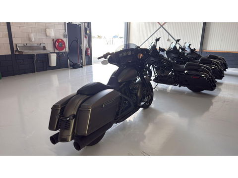 Harley Davidson FLHXS Street Glide Special Street glide  Mat Groen Blackout