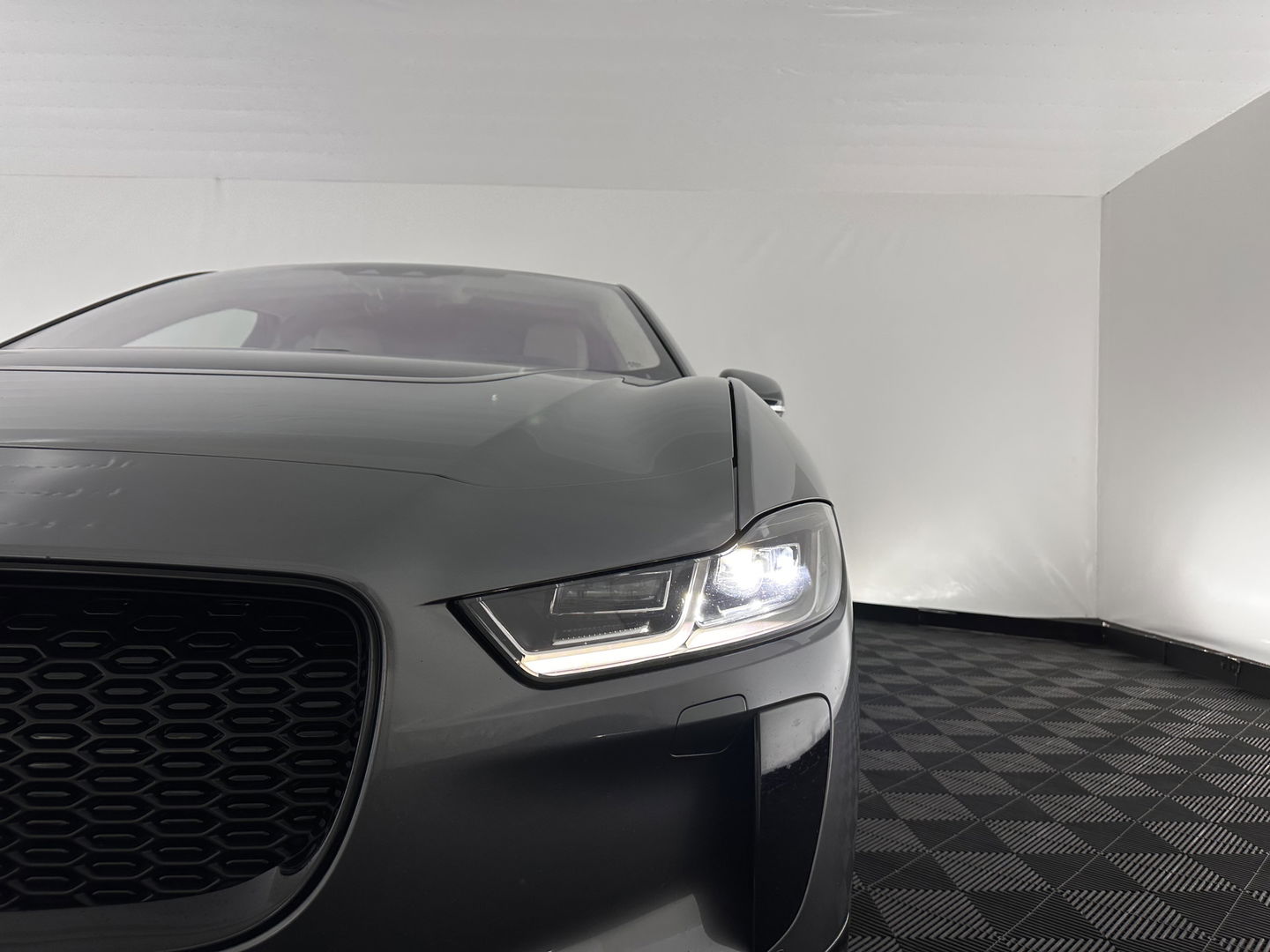 Jaguar I-PACE EV400 First Edition 90 kWh AWD {SOH-99%} Aut. *PANO | LEATHER | MATRIX-LED | MERIDIAN | TOPVIEW | BLINDSPOT | MEMORY-PACK | DIGI-COCKPIT | KEYLESS | HEAD-UP | NAVI-FULLMAP | HEATED-SPORTSEATS | DAB+ | AMBIENTLIGHT | PRIVACYGLASS | T