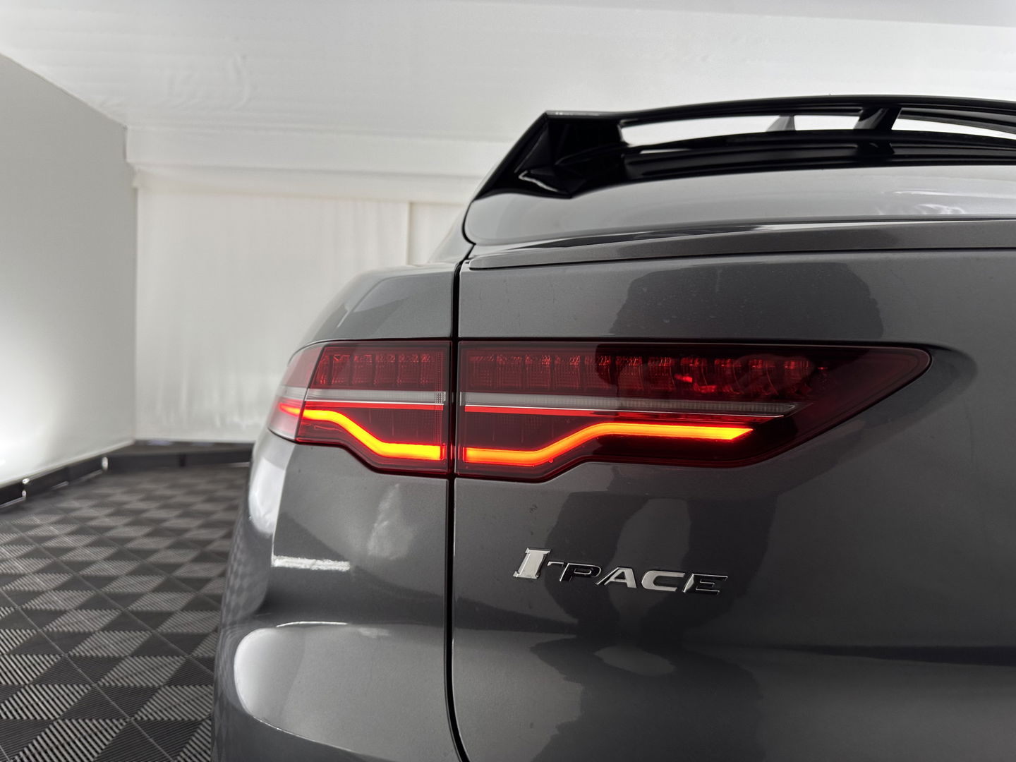 Jaguar I-PACE EV400 First Edition 90 kWh AWD {SOH-99%} Aut. *PANO | LEATHER | MATRIX-LED | MERIDIAN | TOPVIEW | BLINDSPOT | MEMORY-PACK | DIGI-COCKPIT | KEYLESS | HEAD-UP | NAVI-FULLMAP | HEATED-SPORTSEATS | DAB+ | AMBIENTLIGHT | PRIVACYGLASS | T