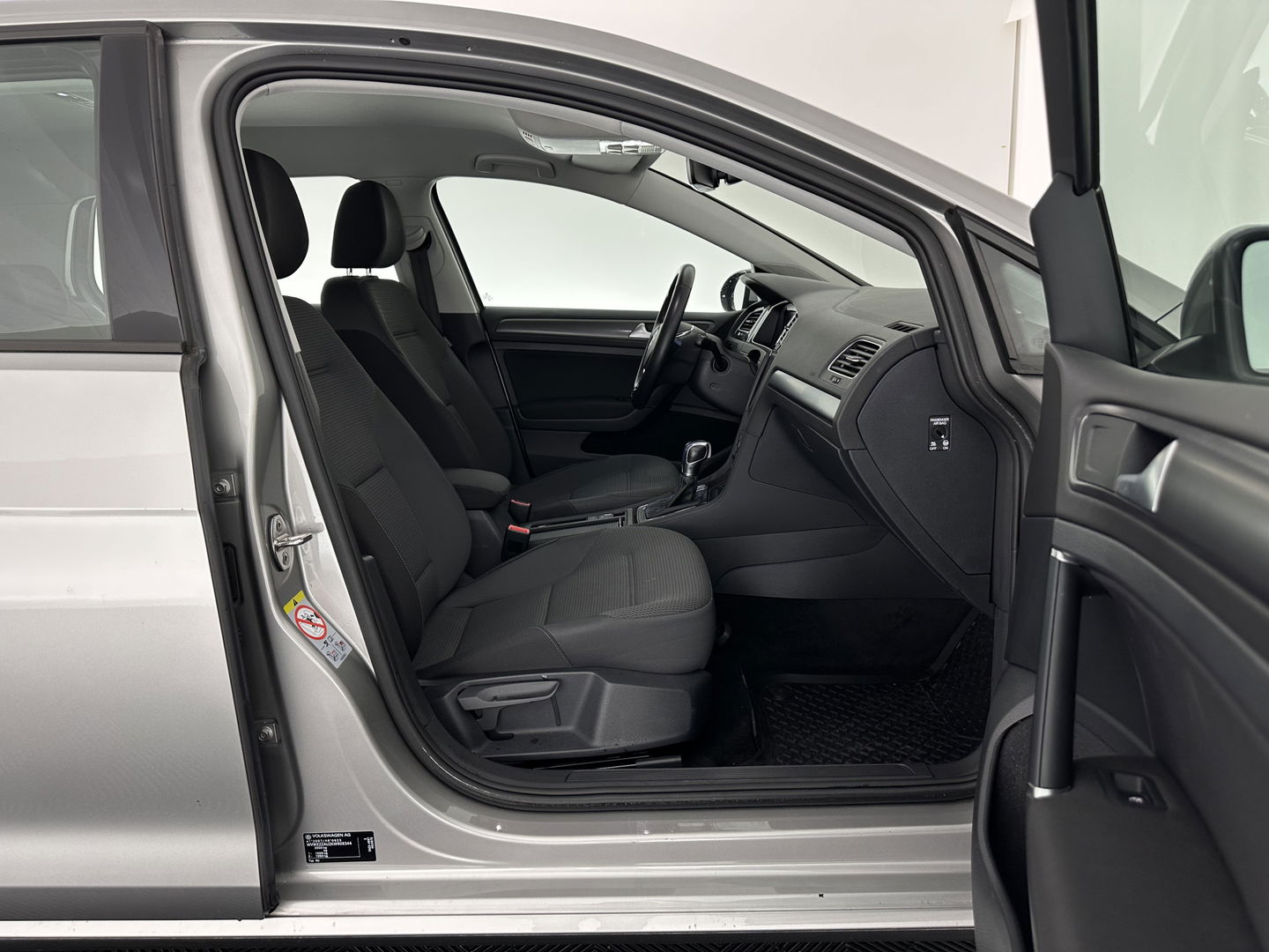 Volkswagen e-Golf {SOH-91%} (INCL-BTW) Aut. *HEATPUMP | ADAPTIVE-CRUISE | DIGI-COCKPIT | FULL-LED | NAVI-FULLMAP | COMFORT-SEATS | ECC | PARKPILOT | CCS-FASTLOADER | 16''ALU*