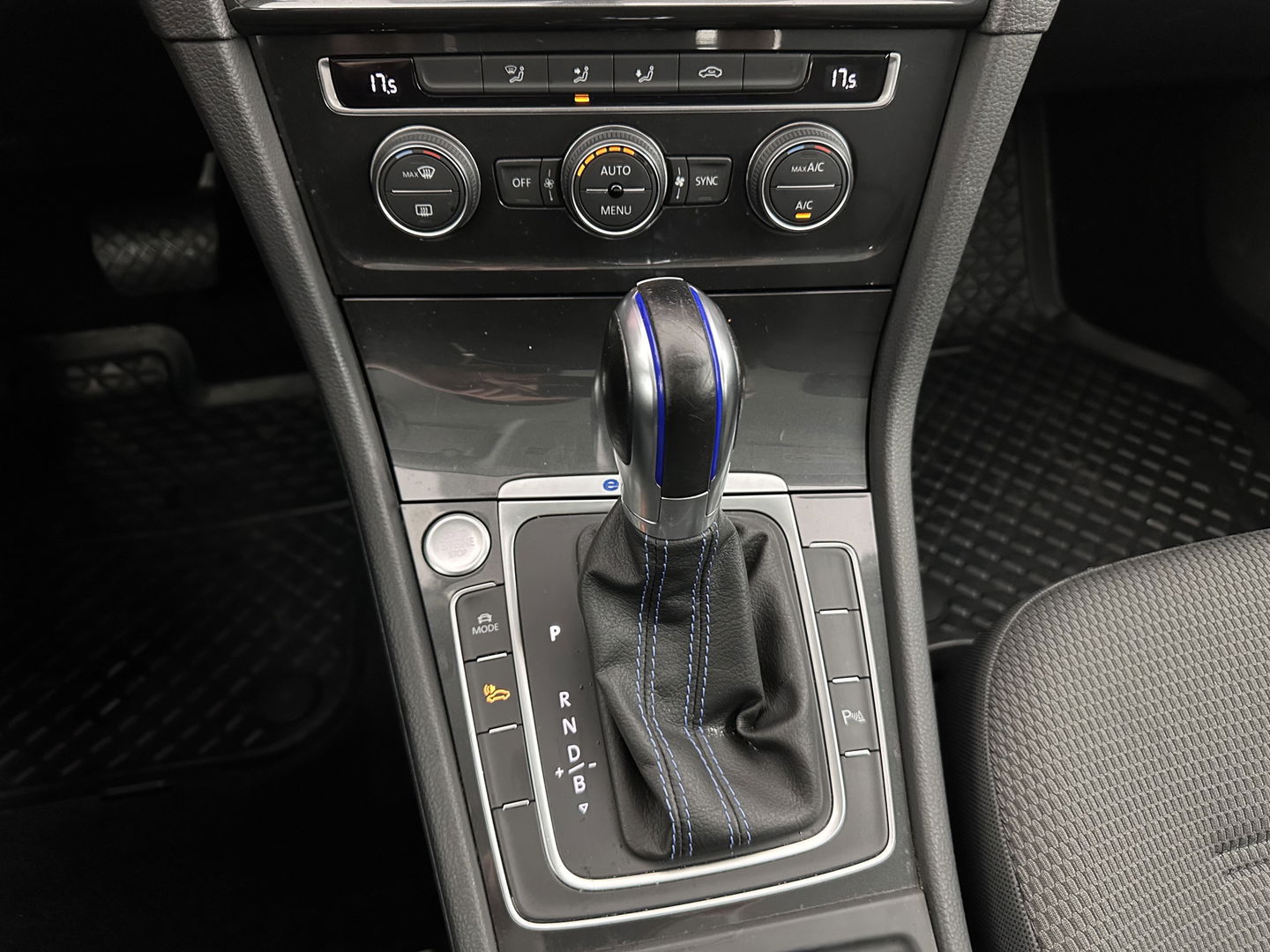 Volkswagen e-Golf {SOH-91%} (INCL-BTW) Aut. *HEATPUMP | ADAPTIVE-CRUISE | DIGI-COCKPIT | FULL-LED | NAVI-FULLMAP | COMFORT-SEATS | ECC | PARKPILOT | CCS-FASTLOADER | 16''ALU*