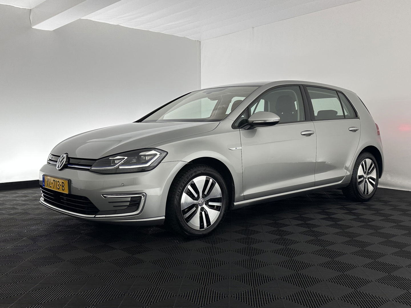 Volkswagen e-Golf {SOH-91%} (INCL-BTW) Aut. *HEATPUMP | ADAPTIVE-CRUISE | DIGI-COCKPIT | FULL-LED | NAVI-FULLMAP | COMFORT-SEATS | ECC | PARKPILOT | CCS-FASTLOADER | 16''ALU*