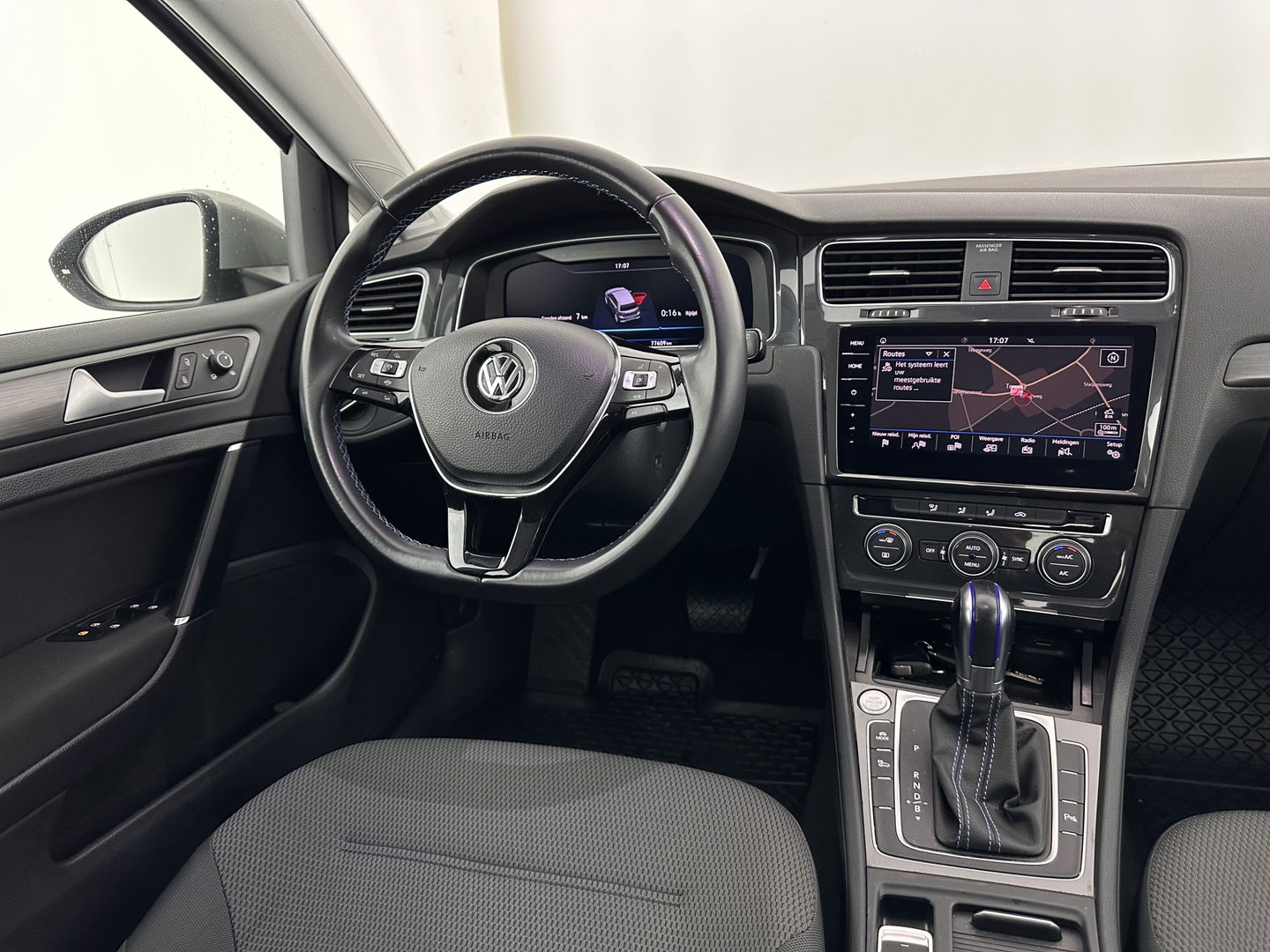 Volkswagen e-Golf {SOH-91%} (INCL-BTW) Aut. *HEATPUMP | ADAPTIVE-CRUISE | DIGI-COCKPIT | FULL-LED | NAVI-FULLMAP | COMFORT-SEATS | ECC | PARKPILOT | CCS-FASTLOADER | 16''ALU*