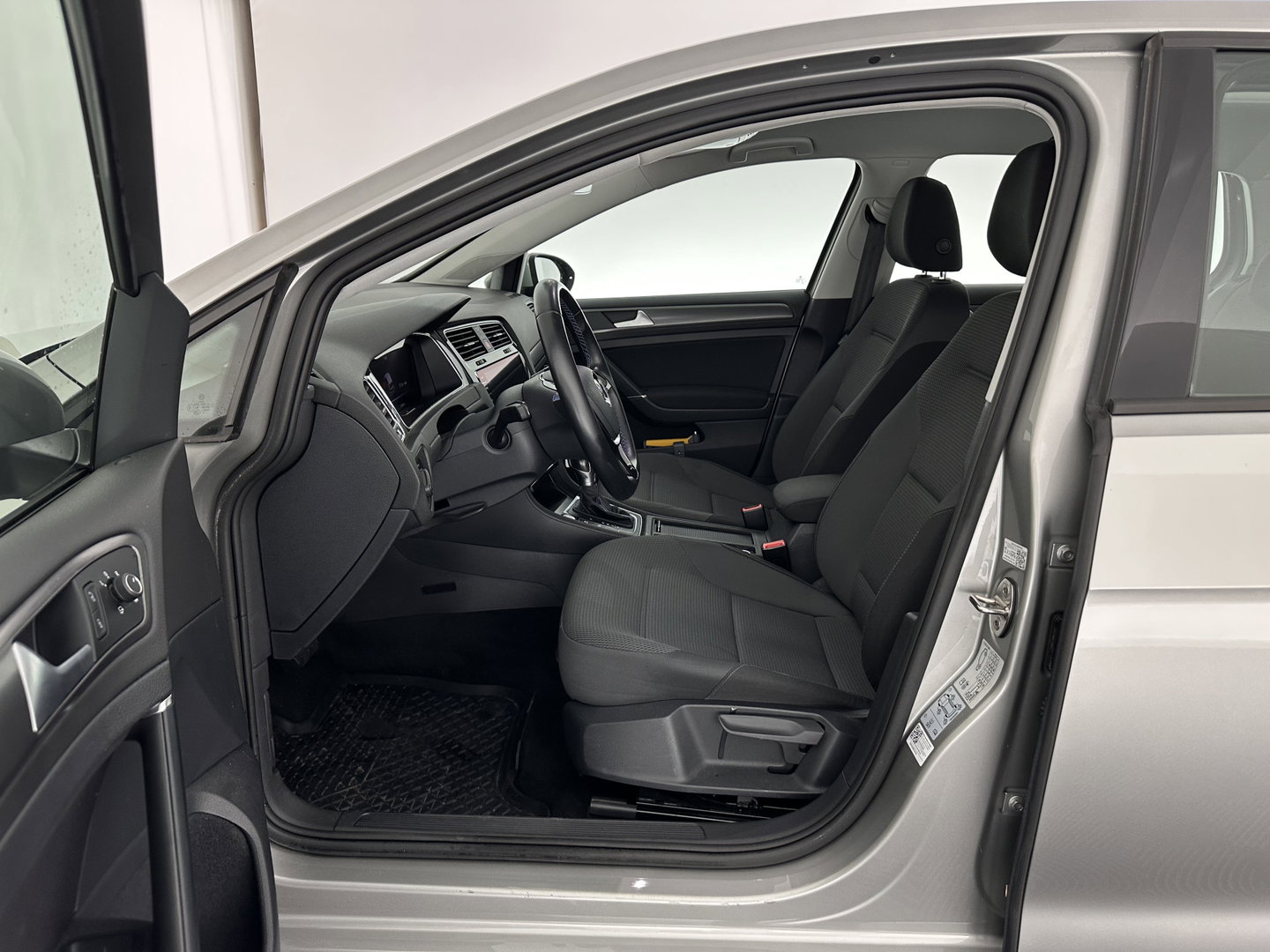 Volkswagen e-Golf {SOH-91%} (INCL-BTW) Aut. *HEATPUMP | ADAPTIVE-CRUISE | DIGI-COCKPIT | FULL-LED | NAVI-FULLMAP | COMFORT-SEATS | ECC | PARKPILOT | CCS-FASTLOADER | 16''ALU*