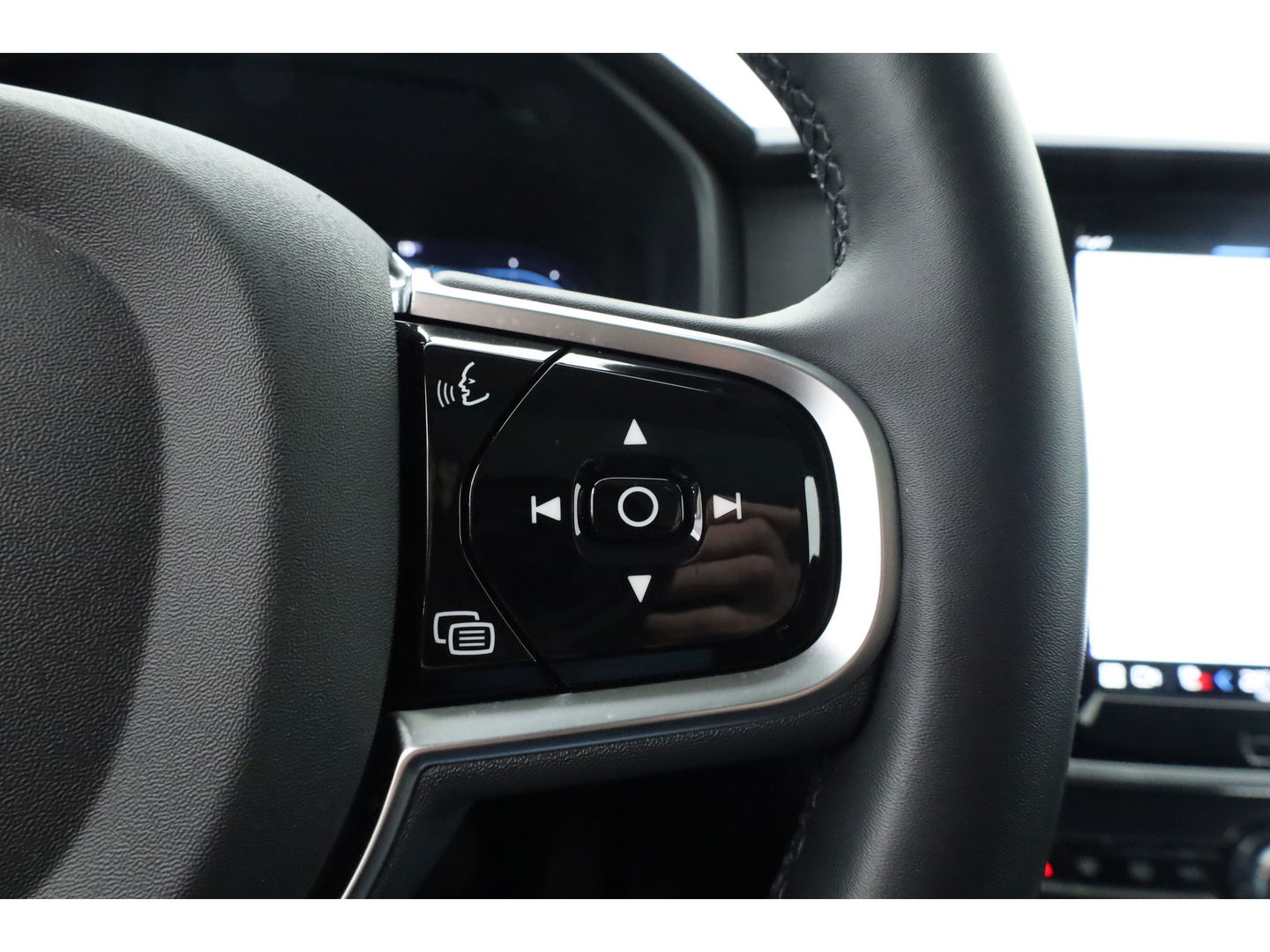 Volvo V90 2.0 T8 Plug-in hybrid AWD Ultra Dark | Luchtvering | 360 Camera | gelaagd glas | H&K audio | ACC | Blis | Pano |