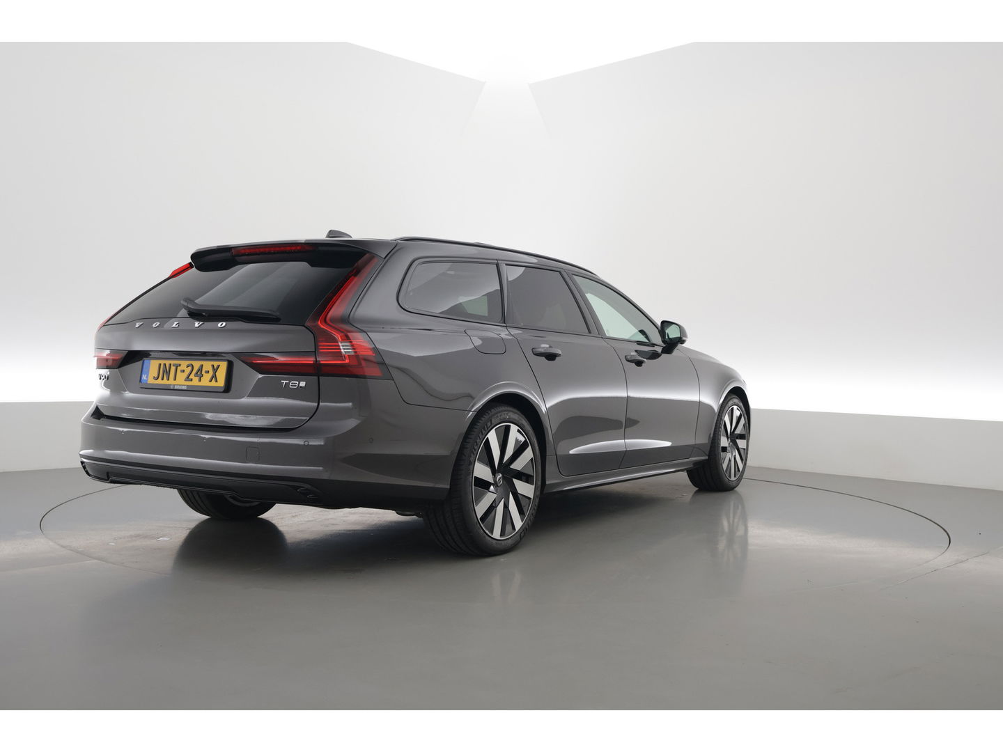 Volvo V90 2.0 T8 Plug-in hybrid AWD Ultra Dark | Luchtvering | 360 Camera | gelaagd glas | H&K audio | ACC | Blis | Pano |