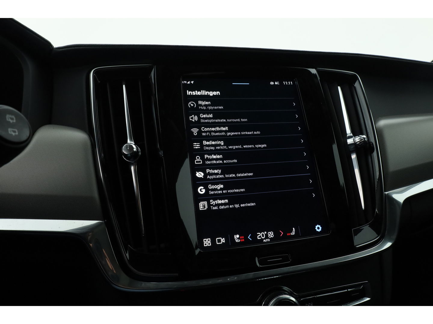 Volvo V90 2.0 T8 Plug-in hybrid AWD Ultra Dark | Luchtvering | 360 Camera | gelaagd glas | H&K audio | ACC | Blis | Pano |