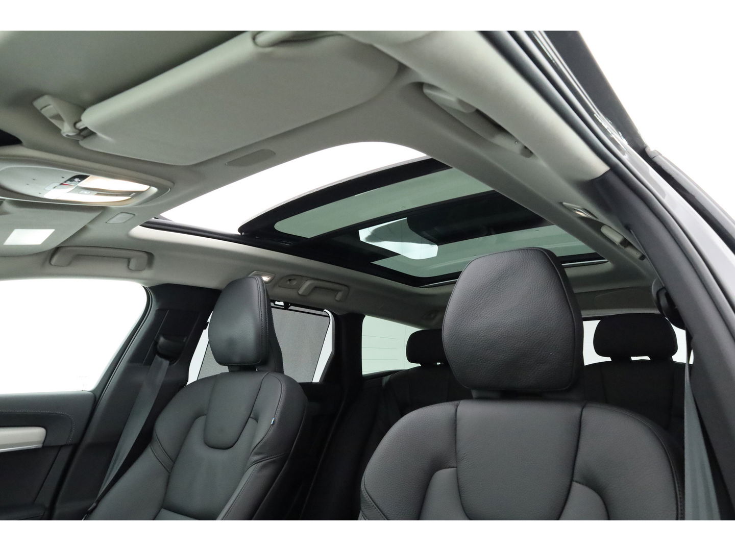 Volvo V90 2.0 T8 Plug-in hybrid AWD Ultra Dark | Luchtvering | 360 Camera | gelaagd glas | H&K audio | ACC | Blis | Pano |