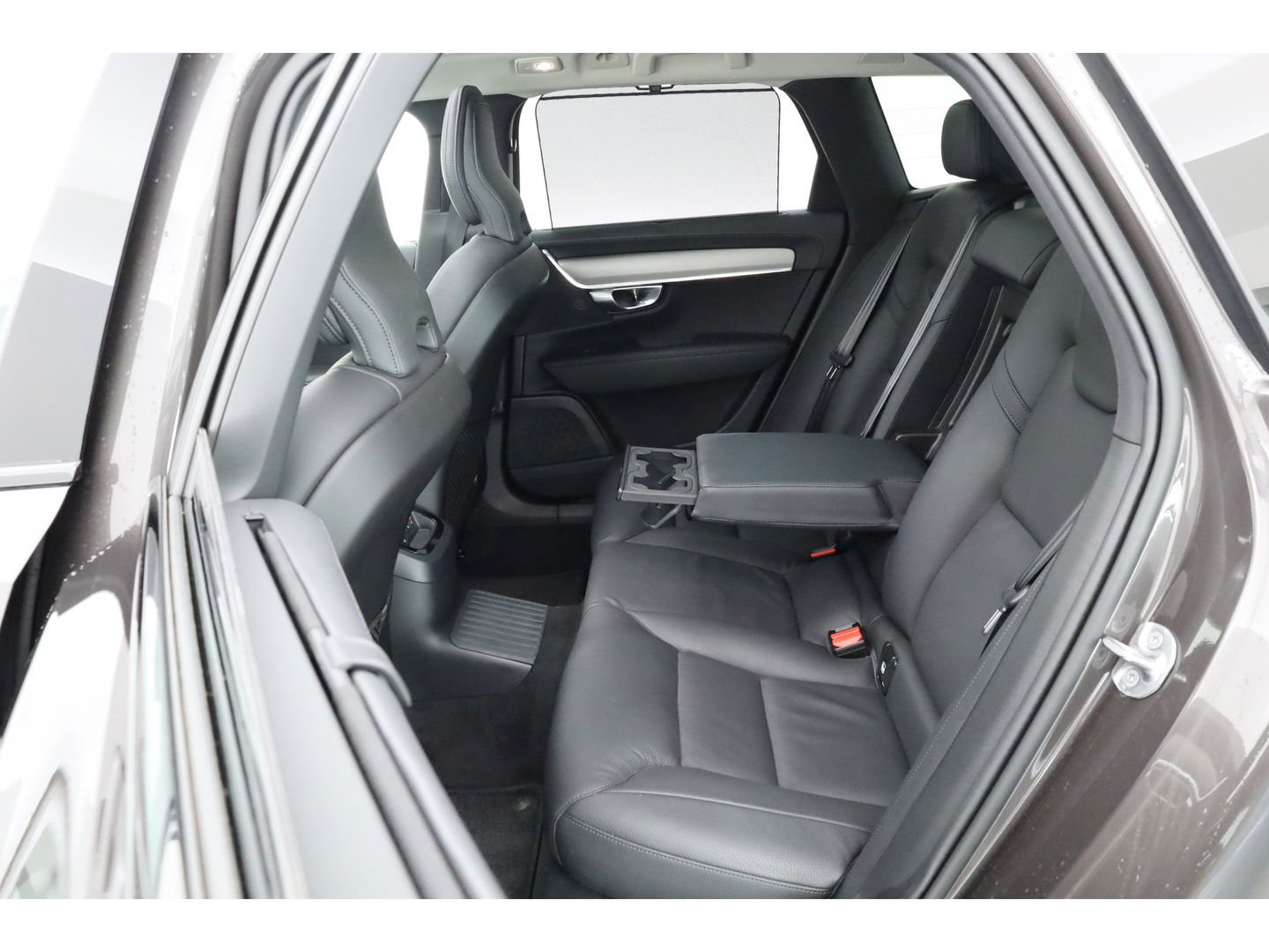 Volvo V90 2.0 T8 Plug-in hybrid AWD Ultra Dark | Luchtvering | 360 Camera | gelaagd glas | H&K audio | ACC | Blis | Pano |