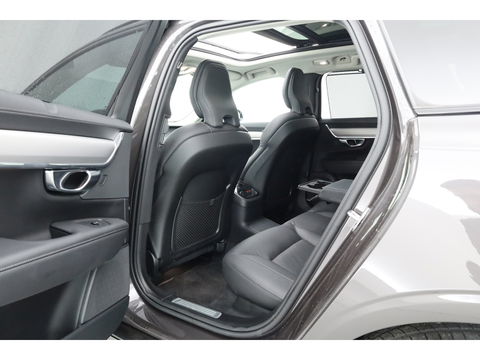 Volvo V90 2.0 T8 Plug-in hybrid AWD Ultra Dark | Luchtvering | 360 Camera | gelaagd glas | H&K audio | ACC | Blis | Pano |