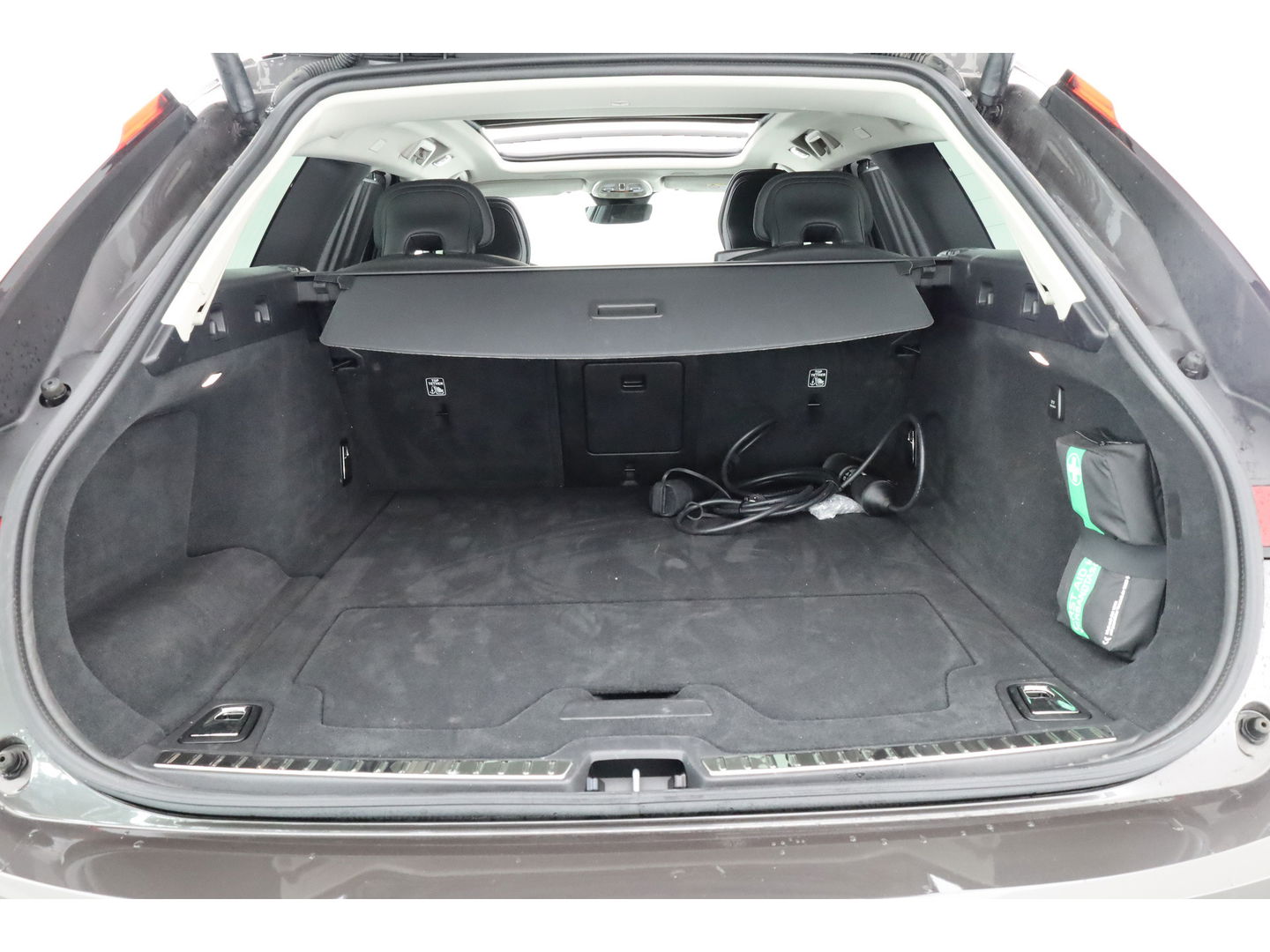 Volvo V90 2.0 T8 Plug-in hybrid AWD Ultra Dark | Luchtvering | 360 Camera | gelaagd glas | H&K audio | ACC | Blis | Pano |