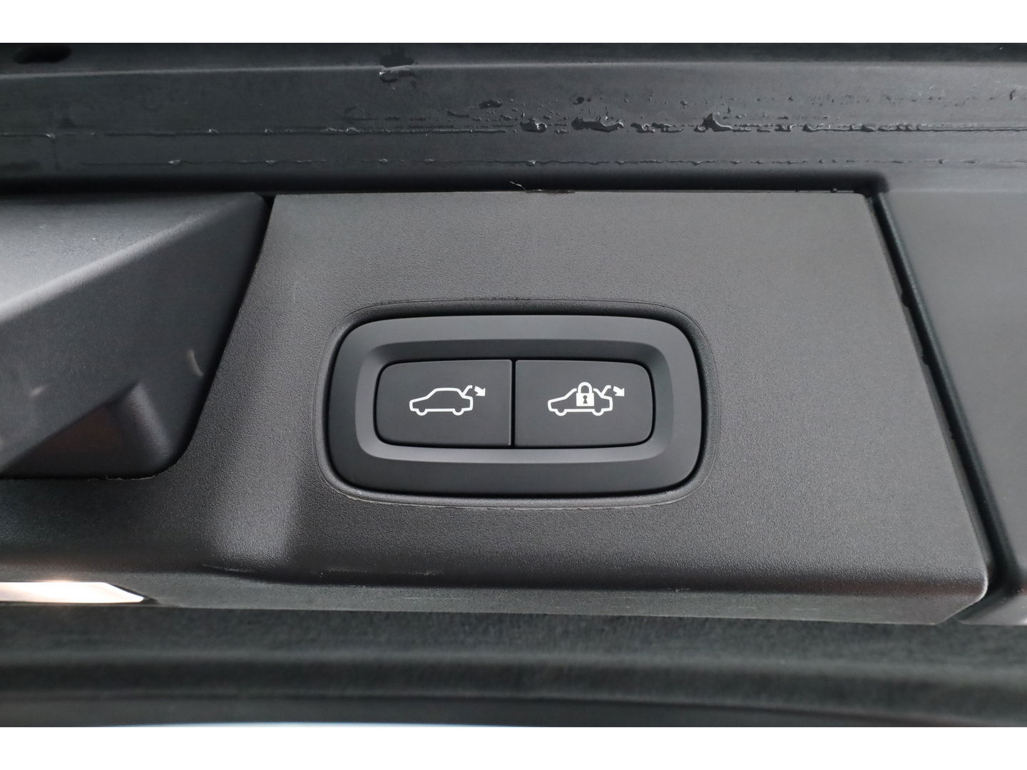 Volvo V90 2.0 T8 Plug-in hybrid AWD Ultra Dark | Luchtvering | 360 Camera | gelaagd glas | H&K audio | ACC | Blis | Pano |