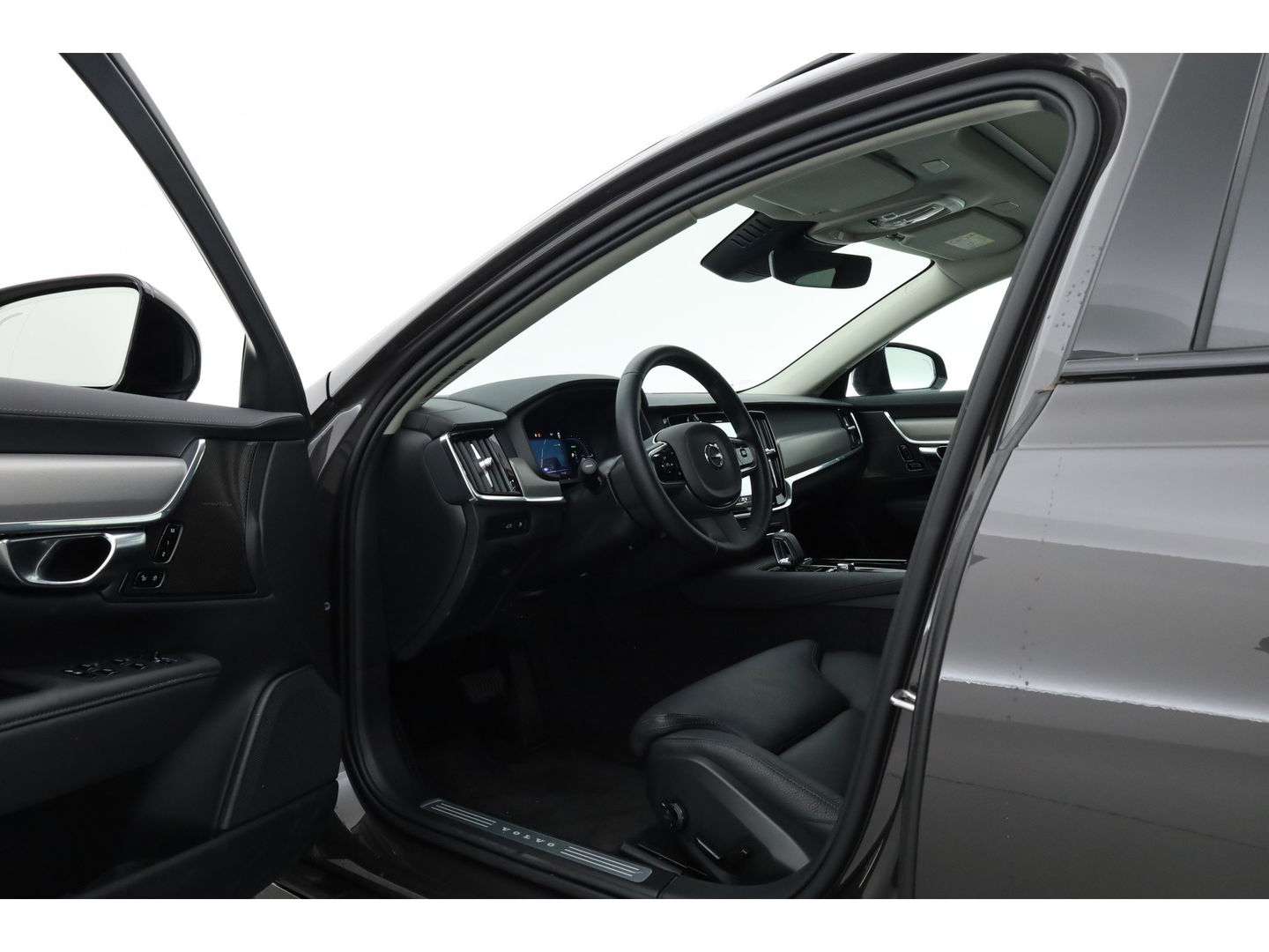 Volvo V90 2.0 T8 Plug-in hybrid AWD Ultra Dark | Luchtvering | 360 Camera | gelaagd glas | H&K audio | ACC | Blis | Pano |