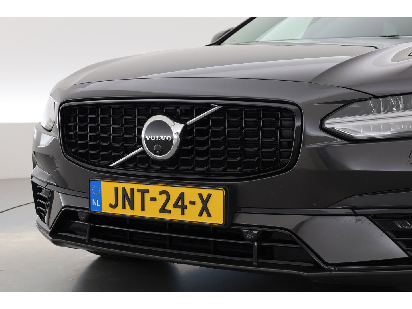 Volvo V90 2.0 T8 Plug-in hybrid AWD Ultra Dark | Luchtvering | 360 Camera | gelaagd glas | H&K audio | ACC | Blis | Pano |