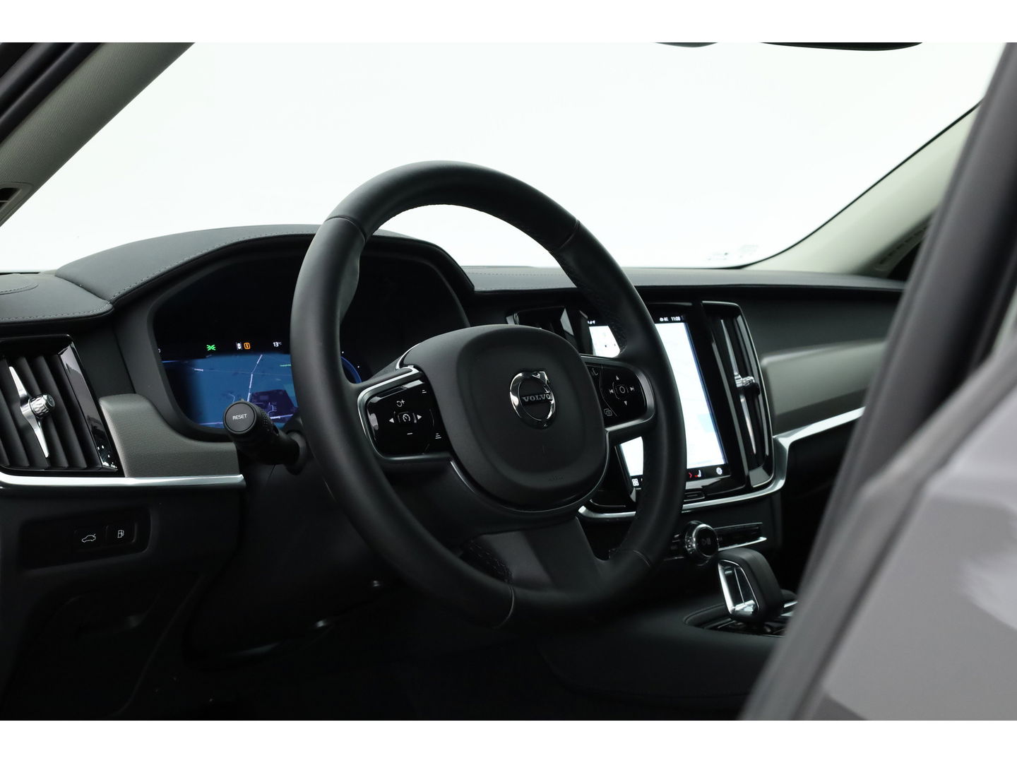 Volvo V90 2.0 T8 Plug-in hybrid AWD Ultra Dark | Luchtvering | 360 Camera | gelaagd glas | H&K audio | ACC | Blis | Pano |