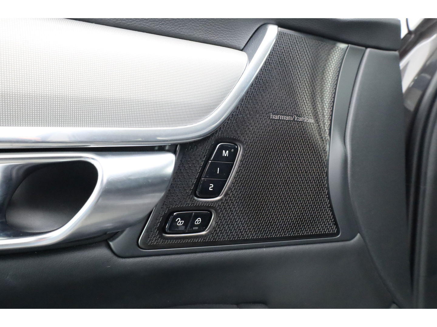 Volvo V90 2.0 T8 Plug-in hybrid AWD Ultra Dark | Luchtvering | 360 Camera | gelaagd glas | H&K audio | ACC | Blis | Pano |