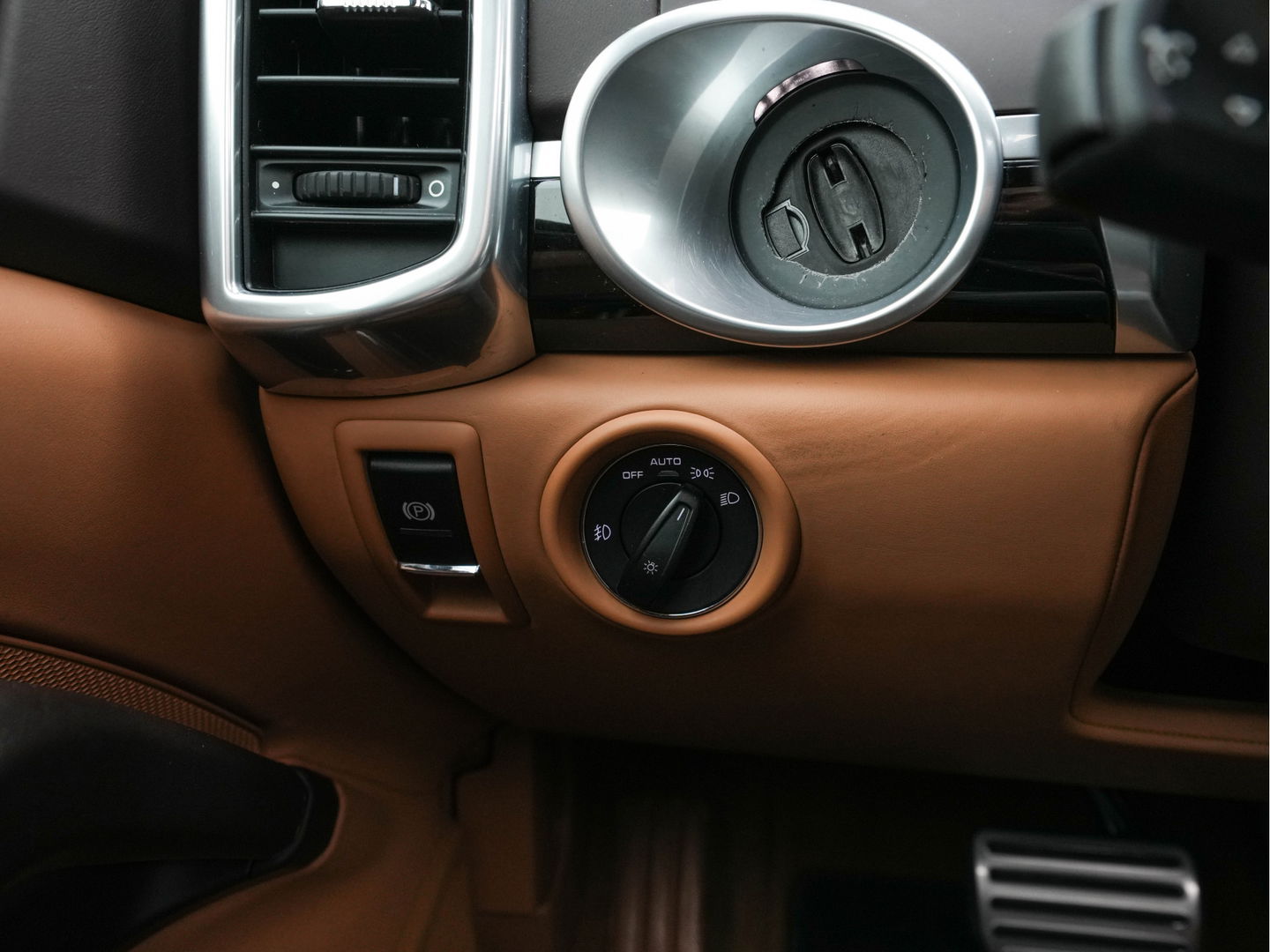 Porsche Cayenne 4.2 D S Aut. *PANO | LEATHER | XENON | MEMORY-PACK | BOSE-SURROUND | NAVI-FULLMAP | CAMERA | AIRSUSPENSION | HEATED/COOLED-COMFORTSEATS | PRIVACYGLASS | SHIFTPADDLES | ECC | PDC | CRUISE | TOWBAR | 2