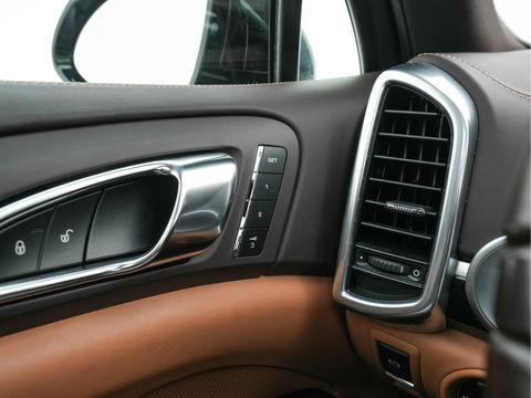 Porsche Cayenne 4.2 D S Aut. *PANO | LEATHER | XENON | MEMORY-PACK | BOSE-SURROUND | NAVI-FULLMAP | CAMERA | AIRSUSPENSION | HEATED/COOLED-COMFORTSEATS | PRIVACYGLASS | SHIFTPADDLES | ECC | PDC | CRUISE | TOWBAR | 2