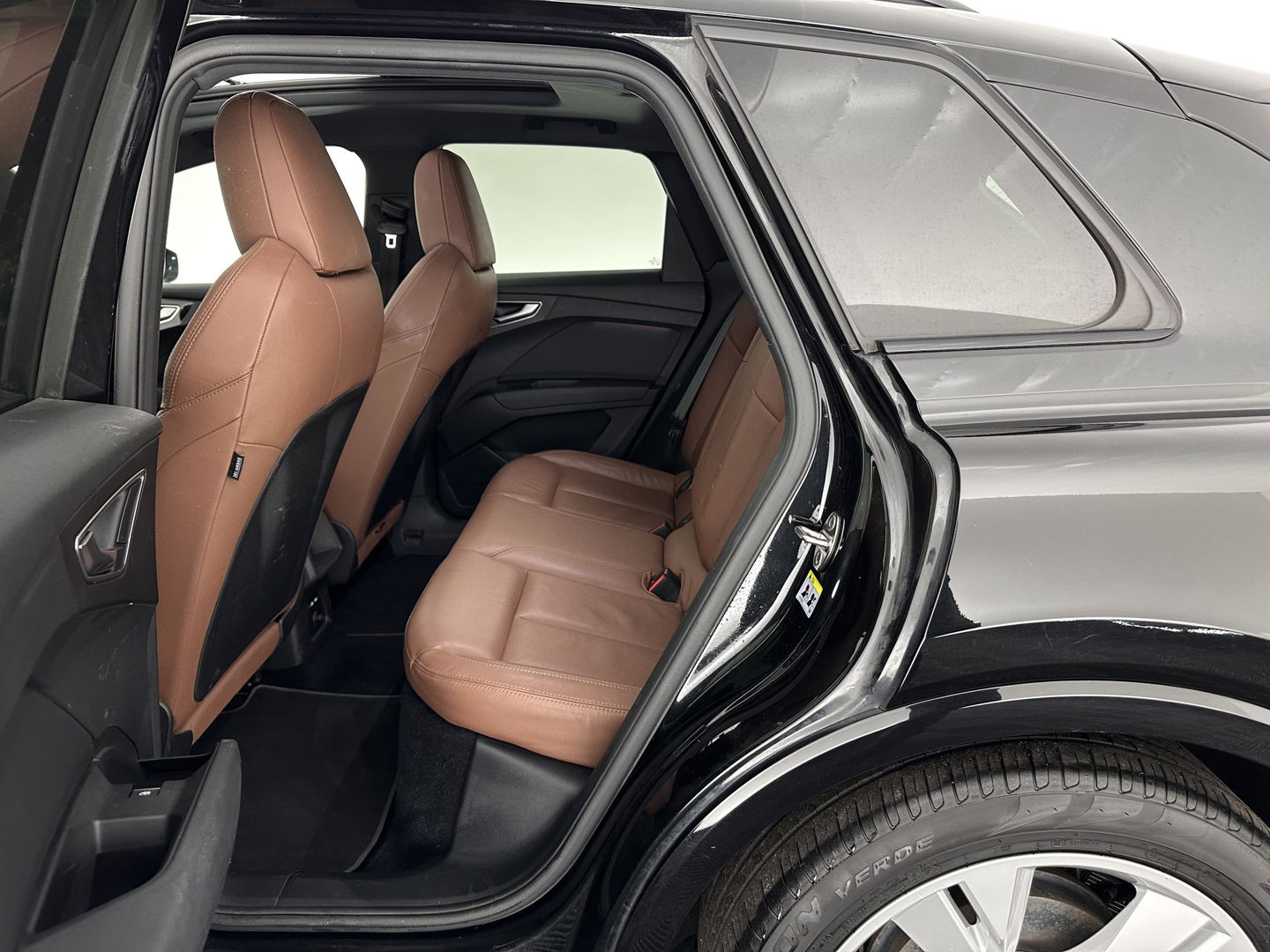 Audi Q4 e-tron 40 Launch edition S Competition 77 kWh [ 3-Fase-11kW ] {SOH-90%} (INCL-BTW) Aut. *HEATPUMP | PANO | LEATHER | MATRIX-LED | AUDI-SOUND | ADAPTIVE-CRUISE | HEATED-SPORTSEATS | AMBIENT-LIGHT | DIGI-COCKPIT | CAMERA | KEYLESS | DAB+ | 20''ALU*