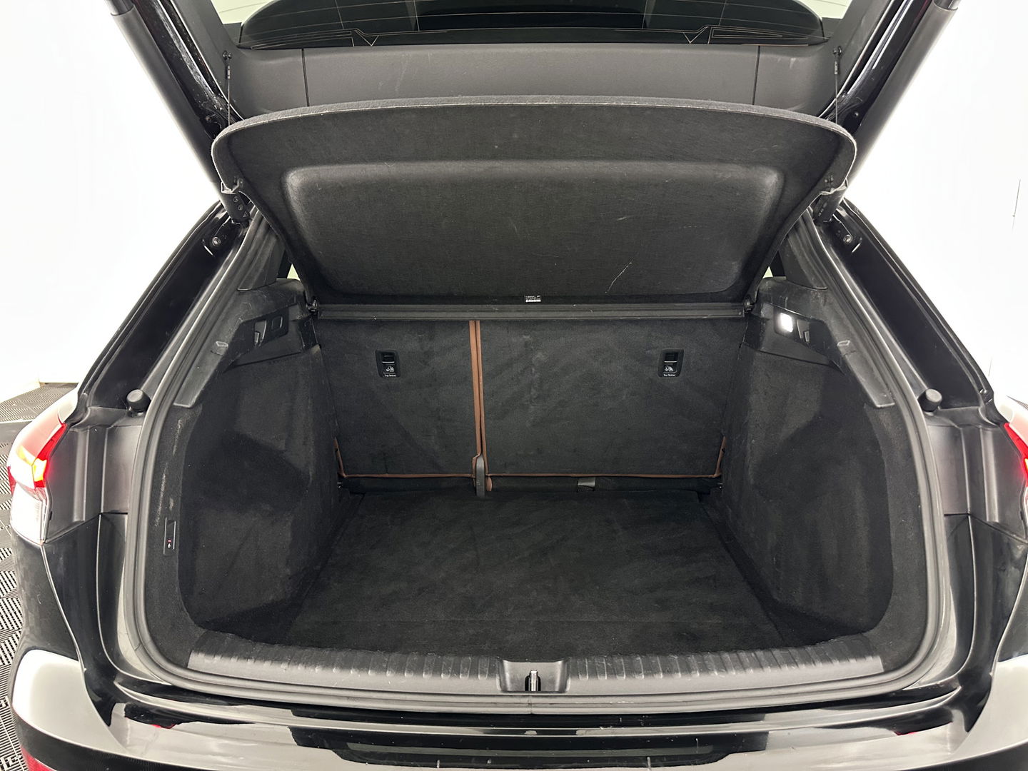 Audi Q4 e-tron 40 Launch edition S Competition 77 kWh [ 3-Fase-11kW ] {SOH-90%} (INCL-BTW) Aut. *HEATPUMP | PANO | LEATHER | MATRIX-LED | AUDI-SOUND | ADAPTIVE-CRUISE | HEATED-SPORTSEATS | AMBIENT-LIGHT | DIGI-COCKPIT | CAMERA | KEYLESS | DAB+ | 20''ALU*