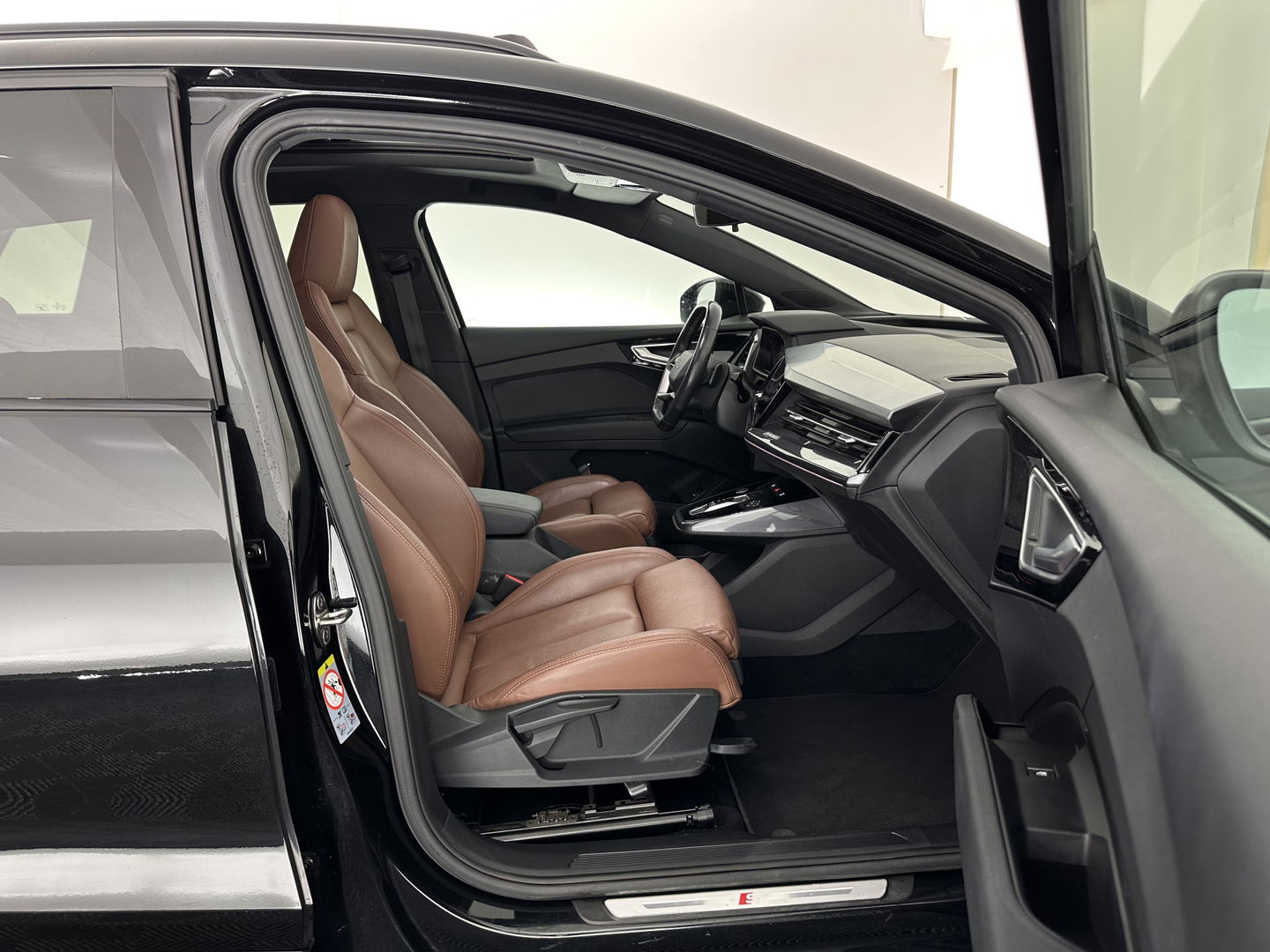 Audi Q4 e-tron 40 Launch edition S Competition 77 kWh [ 3-Fase-11kW ] {SOH-90%} (INCL-BTW) Aut. *HEATPUMP | PANO | LEATHER | MATRIX-LED | AUDI-SOUND | ADAPTIVE-CRUISE | HEATED-SPORTSEATS | AMBIENT-LIGHT | DIGI-COCKPIT | CAMERA | KEYLESS | DAB+ | 20''ALU*