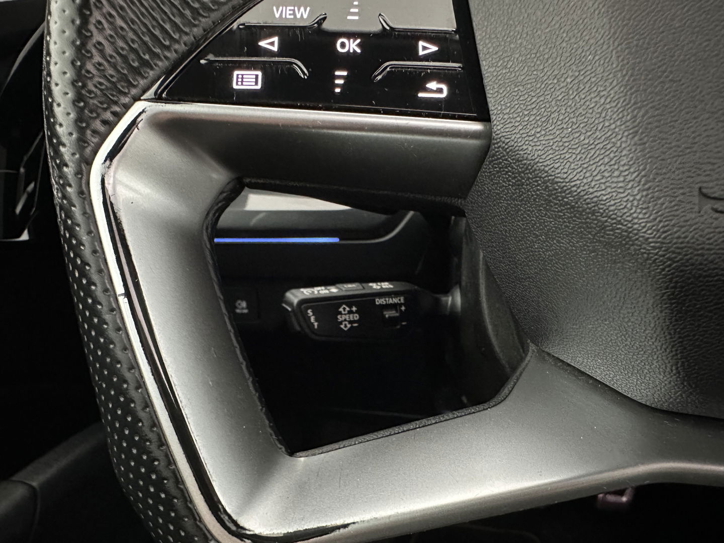 Audi Q4 e-tron 40 Launch edition S Competition 77 kWh [ 3-Fase-11kW ] {SOH-90%} (INCL-BTW) Aut. *HEATPUMP | PANO | LEATHER | MATRIX-LED | AUDI-SOUND | ADAPTIVE-CRUISE | HEATED-SPORTSEATS | AMBIENT-LIGHT | DIGI-COCKPIT | CAMERA | KEYLESS | DAB+ | 20''ALU*