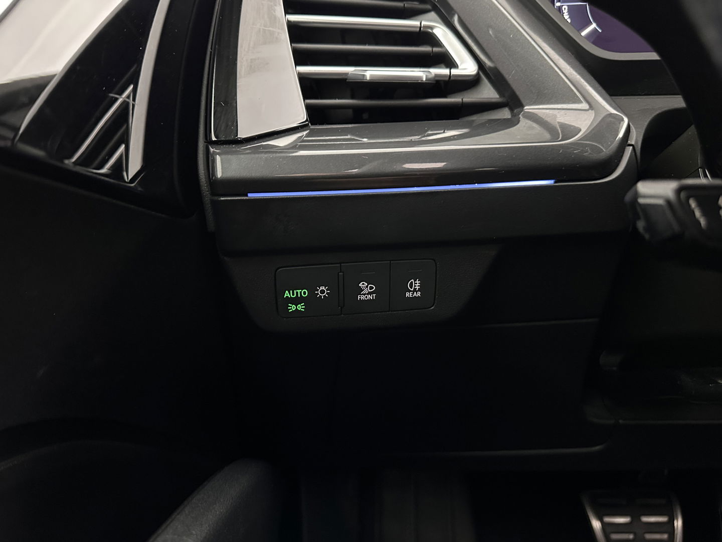 Audi Q4 e-tron 40 Launch edition S Competition 77 kWh [ 3-Fase-11kW ] {SOH-90%} (INCL-BTW) Aut. *HEATPUMP | PANO | LEATHER | MATRIX-LED | AUDI-SOUND | ADAPTIVE-CRUISE | HEATED-SPORTSEATS | AMBIENT-LIGHT | DIGI-COCKPIT | CAMERA | KEYLESS | DAB+ | 20''ALU*