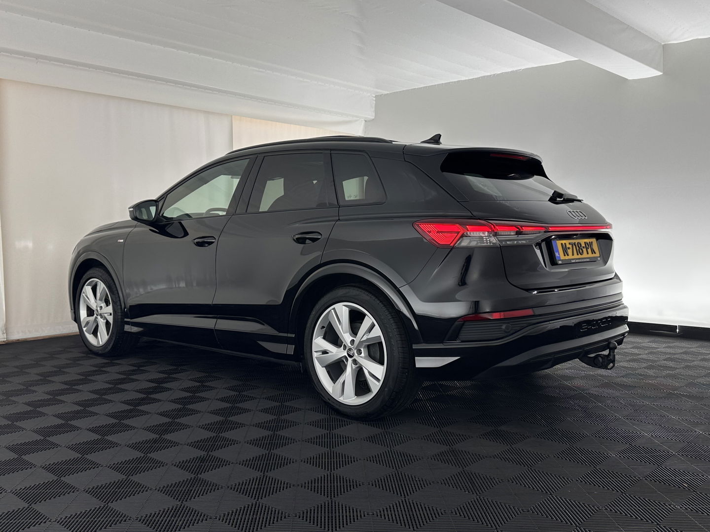 Audi Q4 e-tron 40 Launch edition S Competition 77 kWh [ 3-Fase-11kW ] {SOH-90%} (INCL-BTW) Aut. *HEATPUMP | PANO | LEATHER | MATRIX-LED | AUDI-SOUND | ADAPTIVE-CRUISE | HEATED-SPORTSEATS | AMBIENT-LIGHT | DIGI-COCKPIT | CAMERA | KEYLESS | DAB+ | 20''ALU*