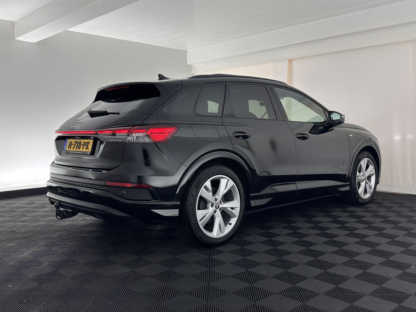 Audi Q4 e-tron 40 Launch edition S Competition 77 kWh [ 3-Fase-11kW ] {SOH-90%} (INCL-BTW) Aut. *HEATPUMP | PANO | LEATHER | MATRIX-LED | AUDI-SOUND | ADAPTIVE-CRUISE | HEATED-SPORTSEATS | AMBIENT-LIGHT | DIGI-COCKPIT | CAMERA | KEYLESS | DAB+ | 20''ALU*