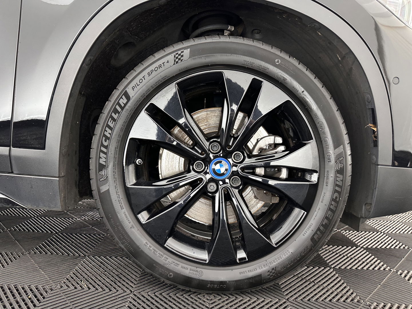 BMW X1 xDrive25e Sportline Business Edition Plus (Plug-In) (INCL-BTW) Aut. *PANO | LEATHER | FULL-LED | HEATED-SPORTSEATS | HIFI-SYSTEM | CAMERA | PRIVACYGLASS | NAVI-FULLMAP | ECC | HEAD-UP | PDC | KEYLESS | DAB | CRUISE | TOWBAR | AMBIENTLIGHT | 18