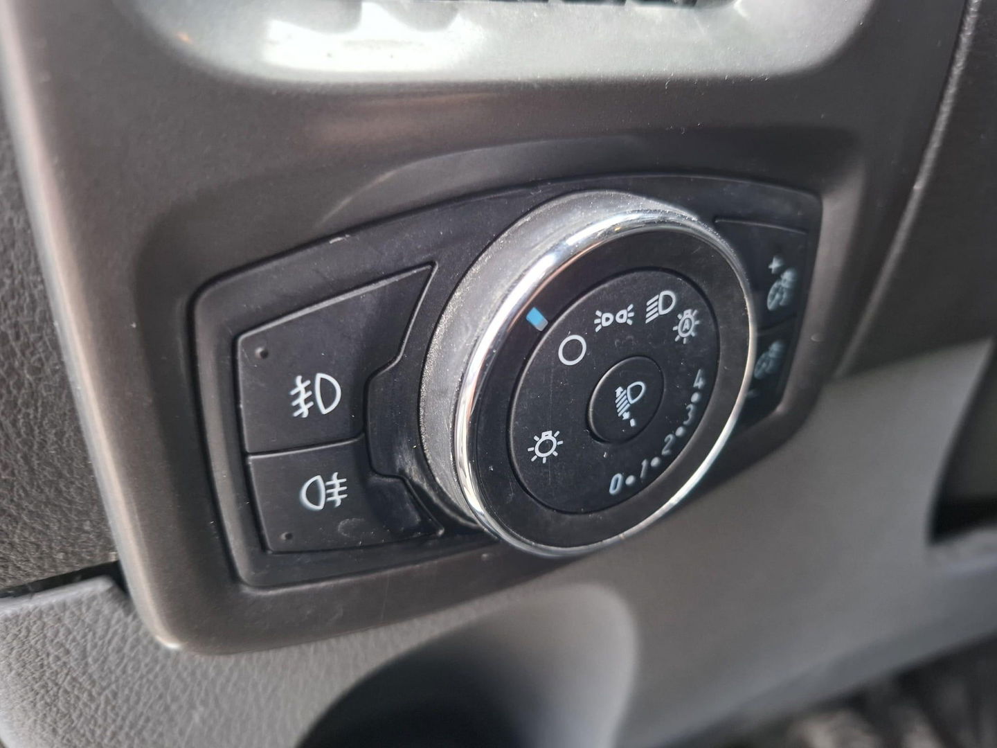 Ford Transit Custom 290 2.2 TDCI L2H1 Trend AIRCO / CRUISE CONTROLE / TREKHAAK / 3 ZITS