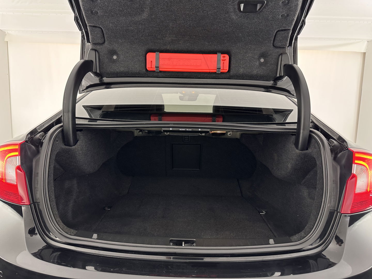 Volvo S60 2.0 D3 Polar+ Dynamic (INCL.BTW) *XENON | LEATHER | NAVI-FULLMAP | HEATED-SPORTSEATS | PRIVACY-GLASS | ECC | PDC | CRUISE | 17''ALU*