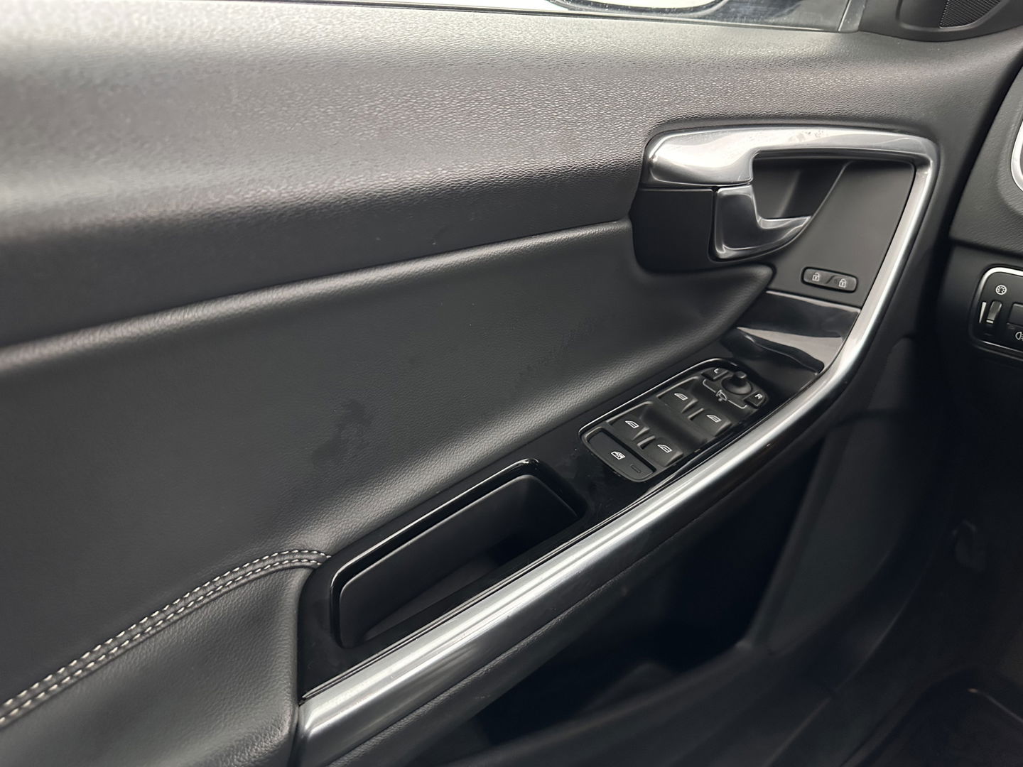 Volvo S60 2.0 D3 Polar+ Dynamic (INCL.BTW) *XENON | LEATHER | NAVI-FULLMAP | HEATED-SPORTSEATS | PRIVACY-GLASS | ECC | PDC | CRUISE | 17''ALU*