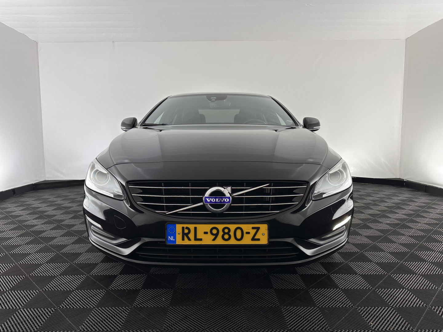 Volvo S60 2.0 D3 Polar+ Dynamic (INCL.BTW) *XENON | LEATHER | NAVI-FULLMAP | HEATED-SPORTSEATS | PRIVACY-GLASS | ECC | PDC | CRUISE | 17''ALU*