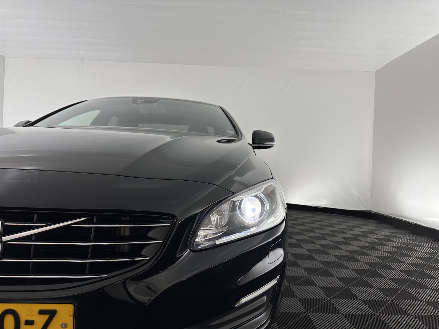 Volvo S60 2.0 D3 Polar+ Dynamic (INCL.BTW) *XENON | LEATHER | NAVI-FULLMAP | HEATED-SPORTSEATS | PRIVACY-GLASS | ECC | PDC | CRUISE | 17''ALU*