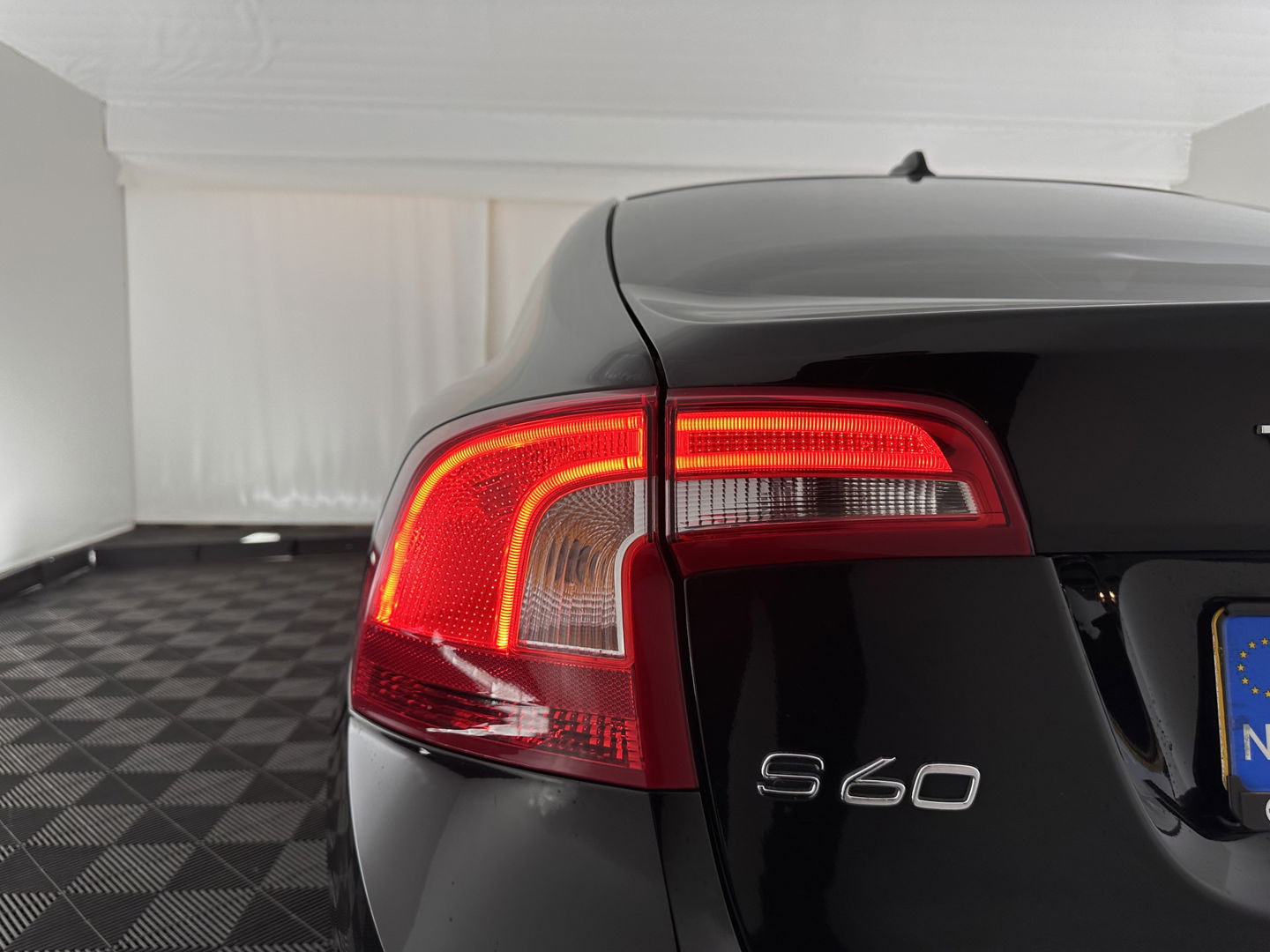 Volvo S60 2.0 D3 Polar+ Dynamic (INCL.BTW) *XENON | LEATHER | NAVI-FULLMAP | HEATED-SPORTSEATS | PRIVACY-GLASS | ECC | PDC | CRUISE | 17''ALU*