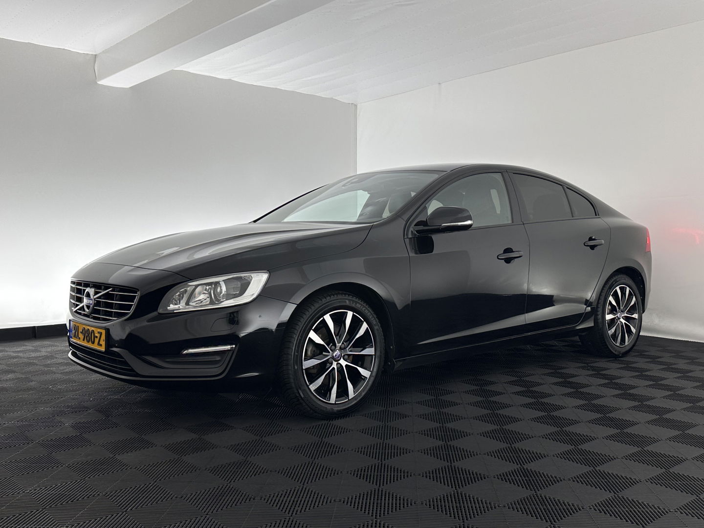 Volvo S60 2.0 D3 Polar+ Dynamic (INCL.BTW) *XENON | LEATHER | NAVI-FULLMAP | HEATED-SPORTSEATS | PRIVACY-GLASS | ECC | PDC | CRUISE | 17''ALU*