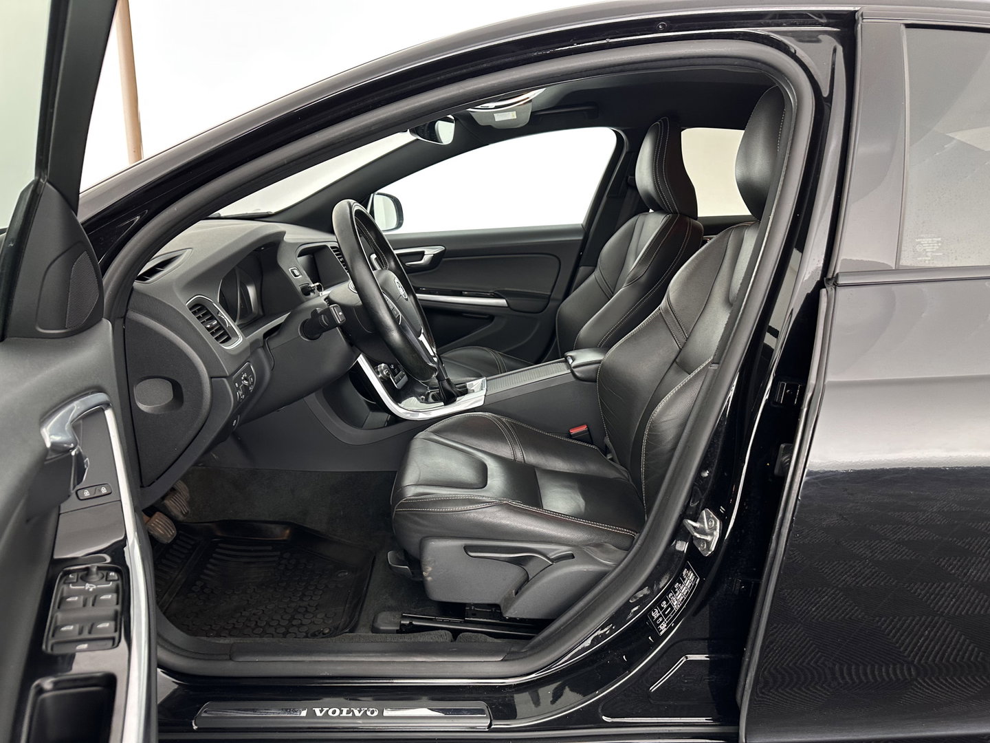 Volvo S60 2.0 D3 Polar+ Dynamic (INCL.BTW) *XENON | LEATHER | NAVI-FULLMAP | HEATED-SPORTSEATS | PRIVACY-GLASS | ECC | PDC | CRUISE | 17''ALU*