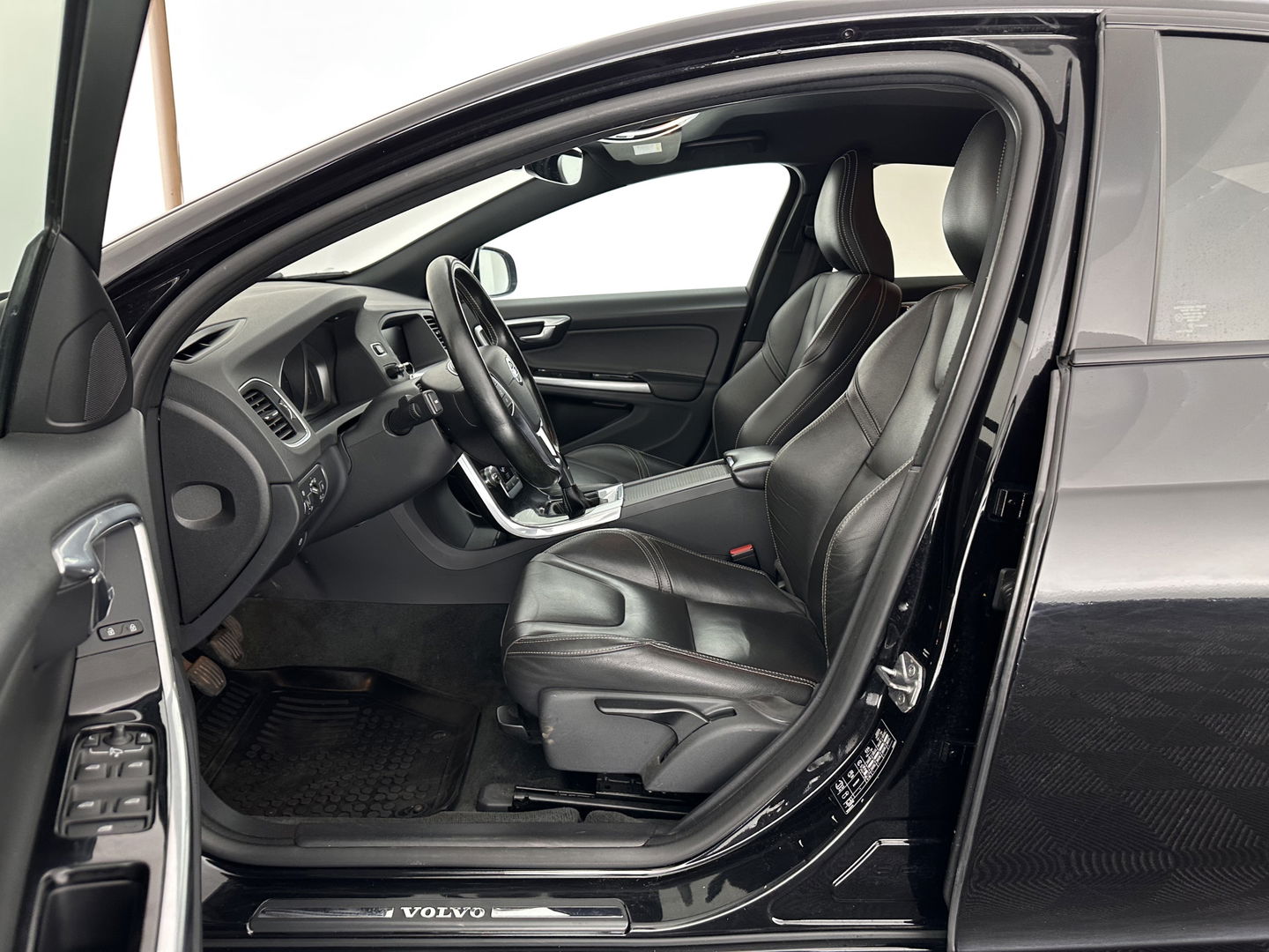 Volvo S60 2.0 D3 Polar+ Dynamic (INCL.BTW) *XENON | LEATHER | NAVI-FULLMAP | HEATED-SPORTSEATS | PRIVACY-GLASS | ECC | PDC | CRUISE | 17''ALU*