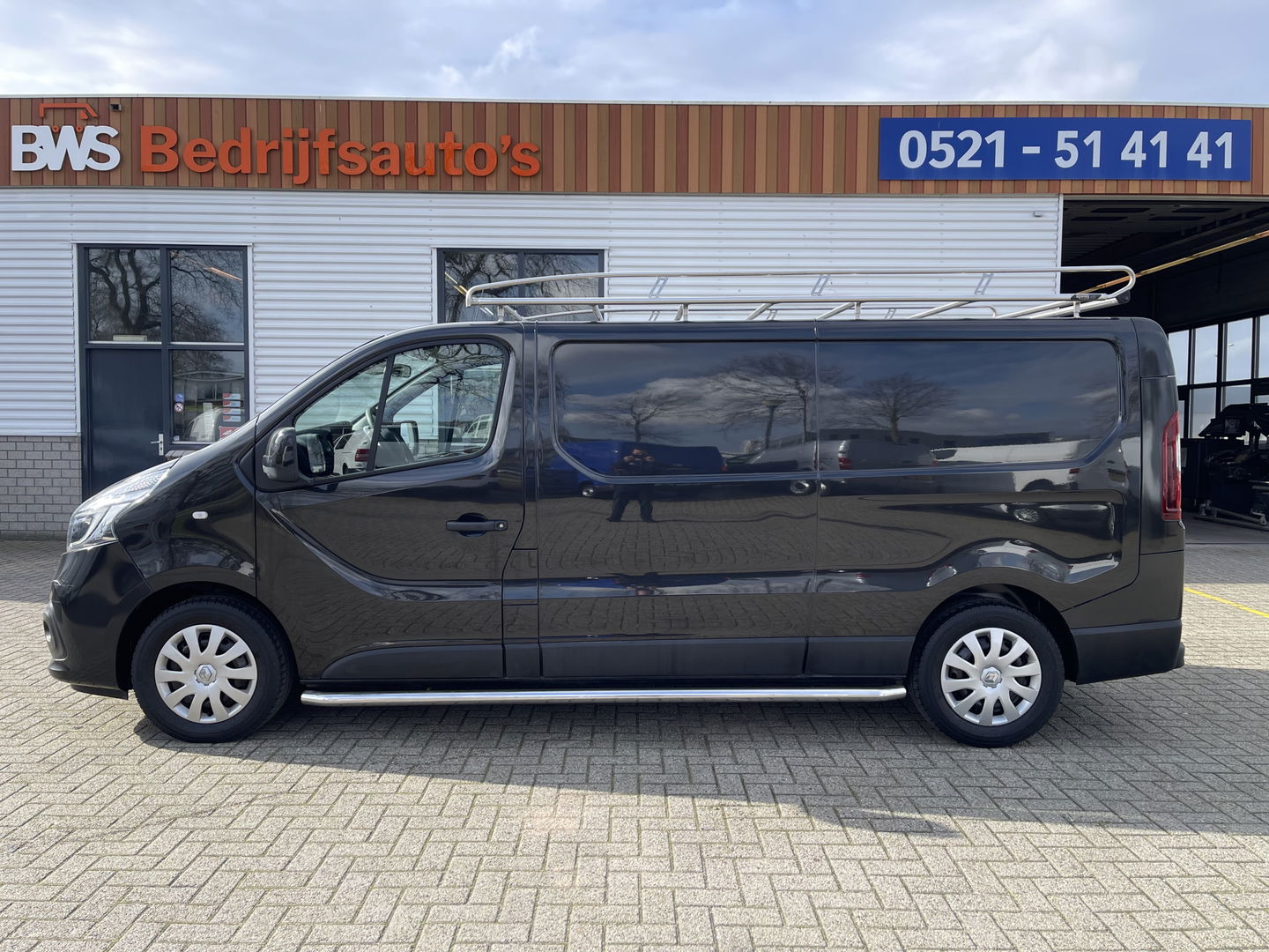 Renault Trafic 2.0 dCi 120pk T29 L2H1 Work Edition / ingerichte laadruimte ! / euro 6 / bpm vrij / vaste prijs rijklaar € 17.950 ex btw / lease vanaf € 302 / camera / trekhaak / airco / cruise