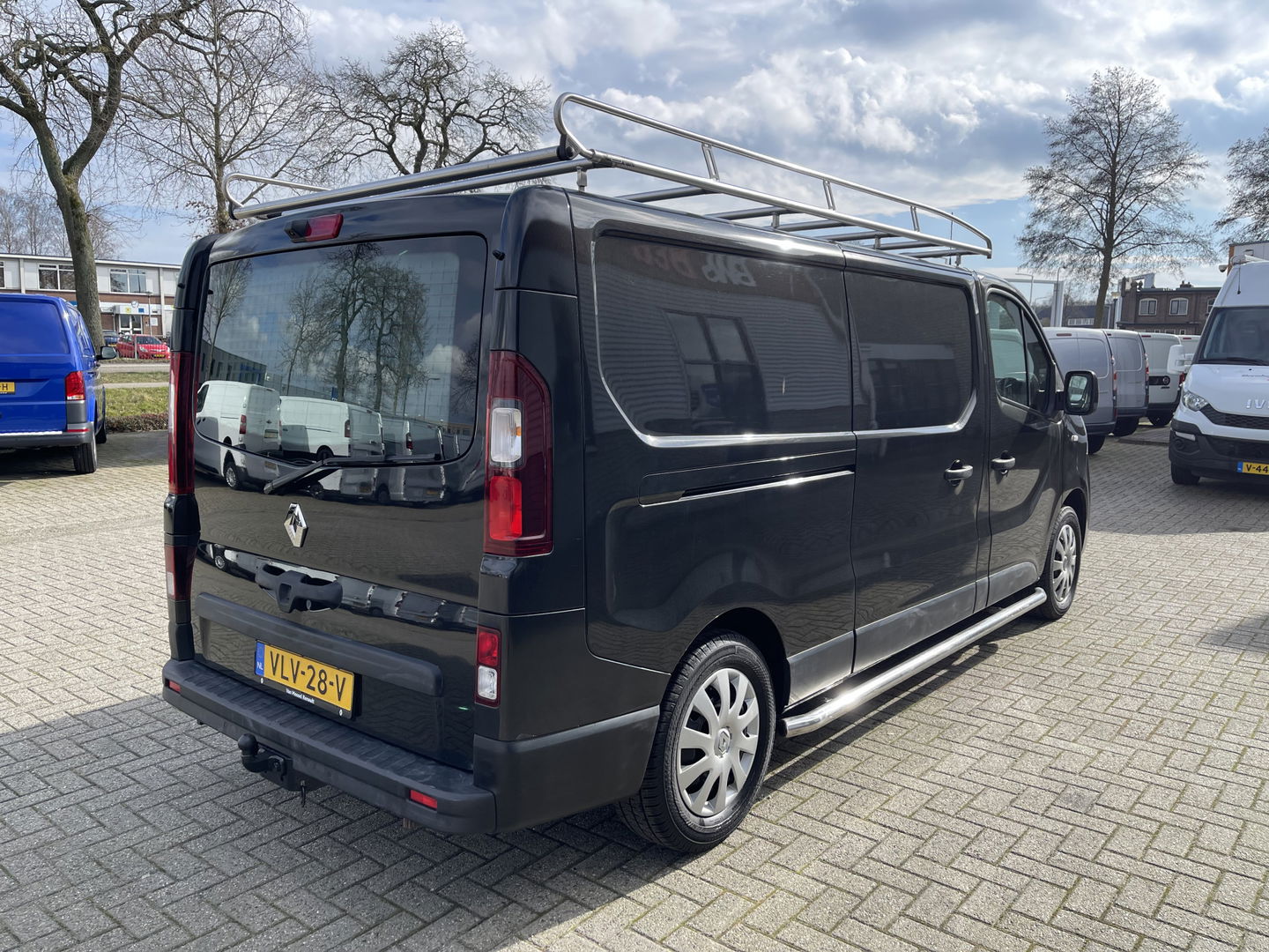 Renault Trafic 2.0 dCi 120pk T29 L2H1 Work Edition / ingerichte laadruimte ! / euro 6 / bpm vrij / vaste prijs rijklaar € 17.950 ex btw / lease vanaf € 302 / camera / trekhaak / airco / cruise