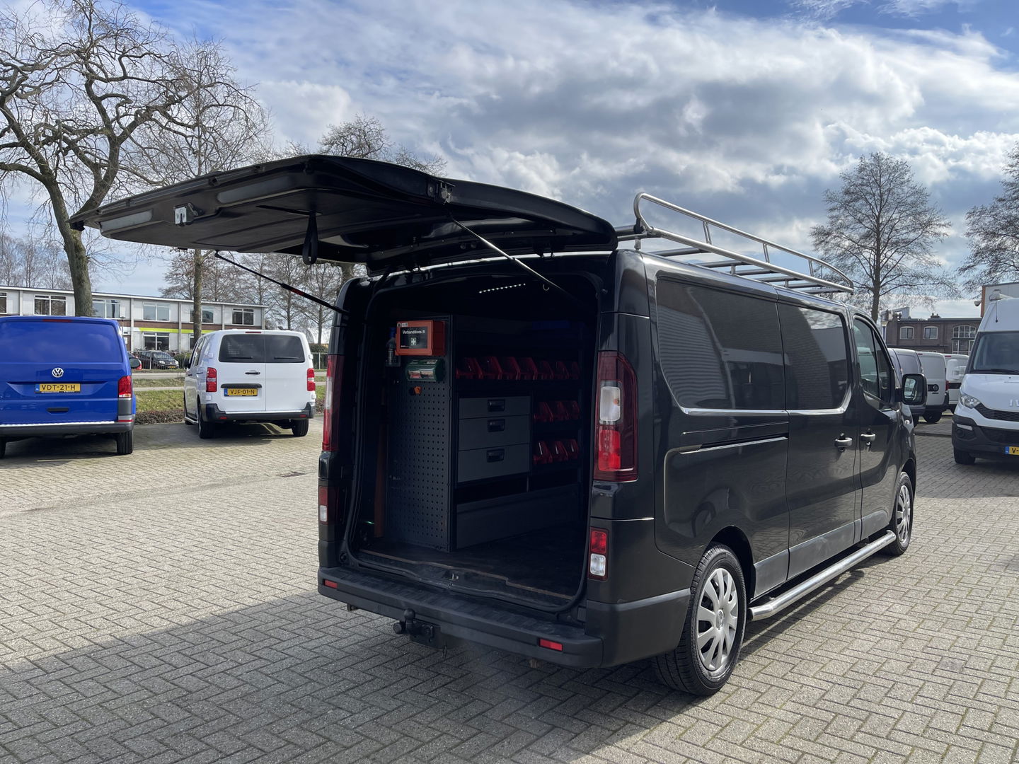 Renault Trafic 2.0 dCi 120pk T29 L2H1 Work Edition / ingerichte laadruimte ! / euro 6 / bpm vrij / vaste prijs rijklaar € 17.950 ex btw / lease vanaf € 302 / camera / trekhaak / airco / cruise