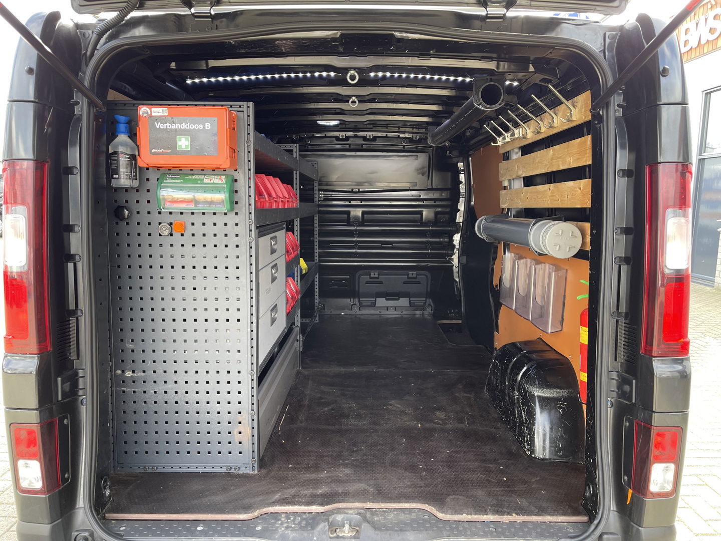 Renault Trafic 2.0 dCi 120pk T29 L2H1 Work Edition / ingerichte laadruimte ! / euro 6 / bpm vrij / vaste prijs rijklaar € 17.950 ex btw / lease vanaf € 302 / camera / trekhaak / airco / cruise